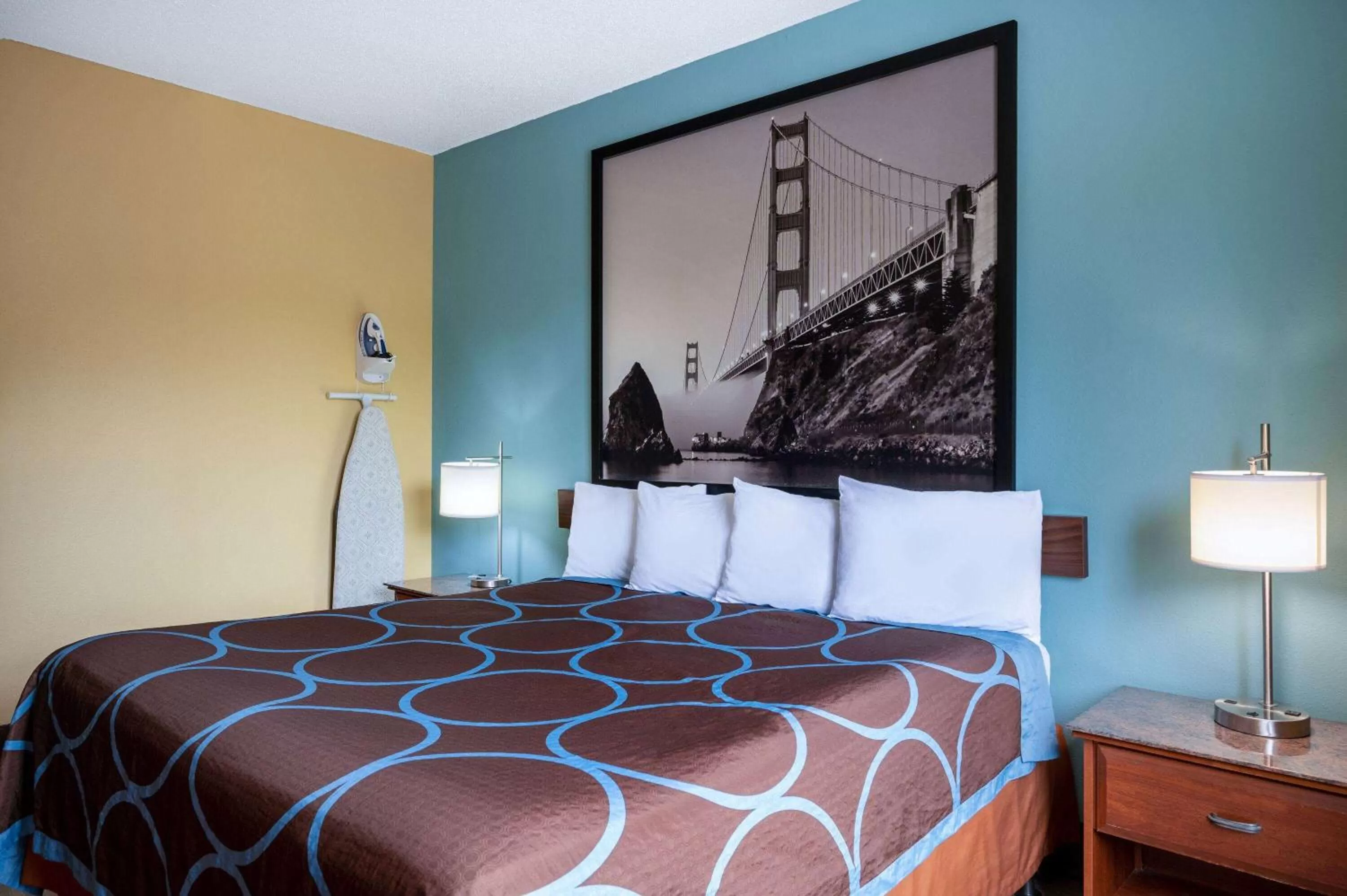 Photo of the whole room, Bed in Super 8 by Wyndham Salisbury