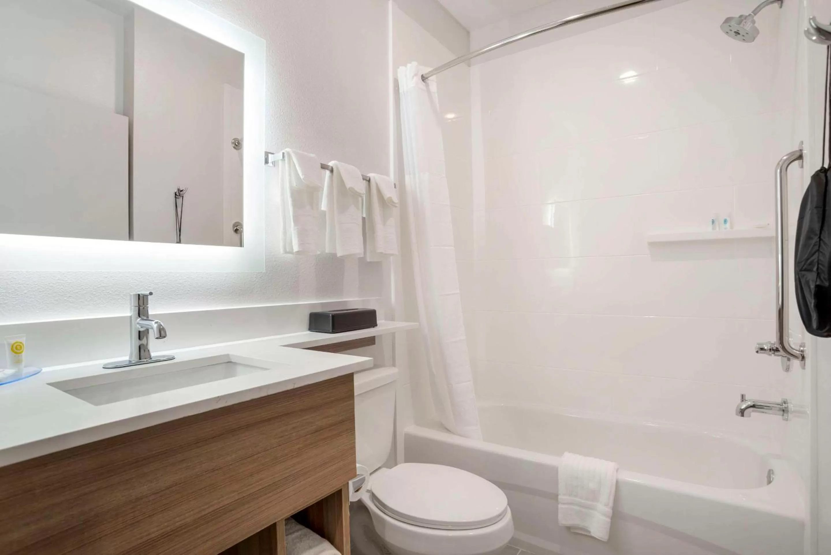 Bathroom in Comfort Inn & Suites Destin near Henderson Beach