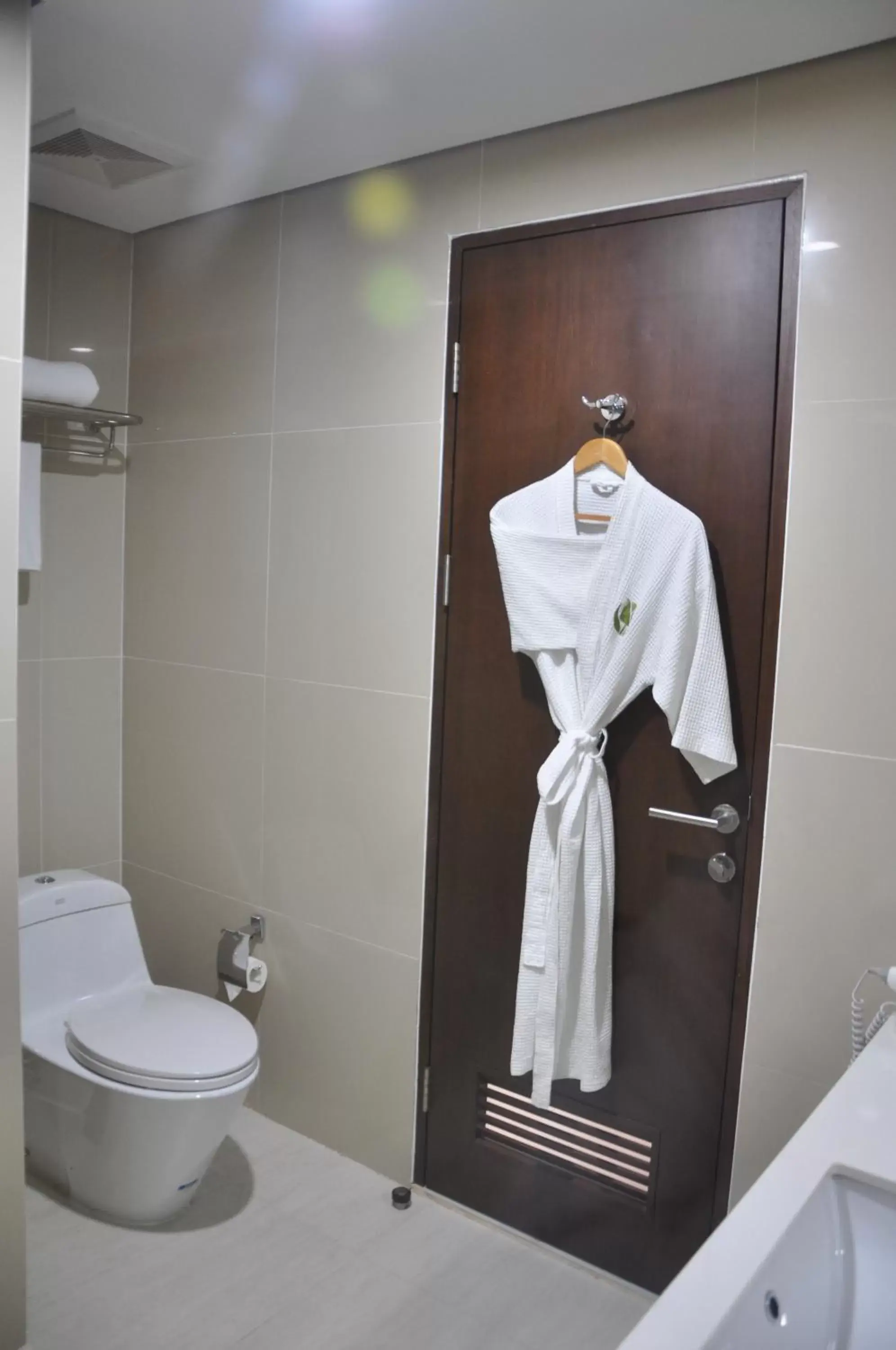 Bed, Bathroom in Golden Tulip Pontianak