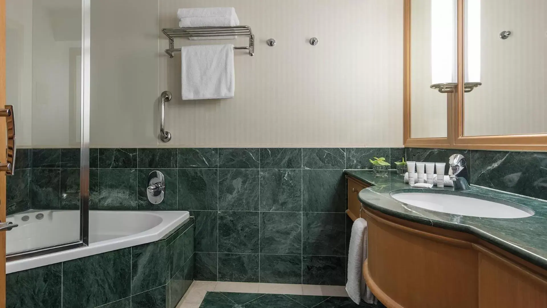 Bathroom in Oaks Gold Coast Hotel