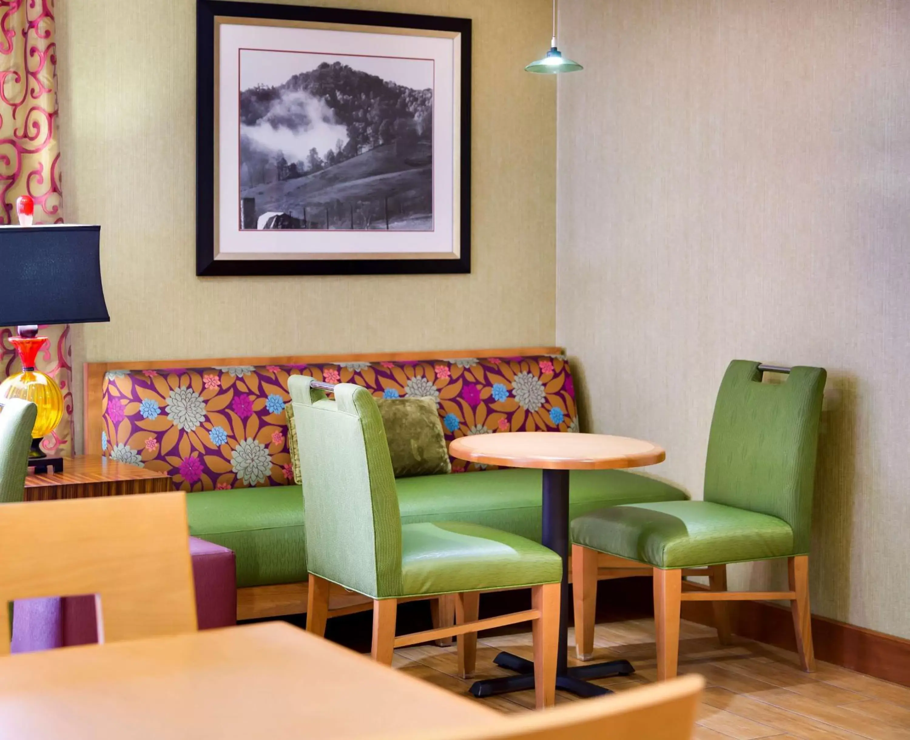 Breakfast, Seating Area in Hampton Inn Harrisonburg - University