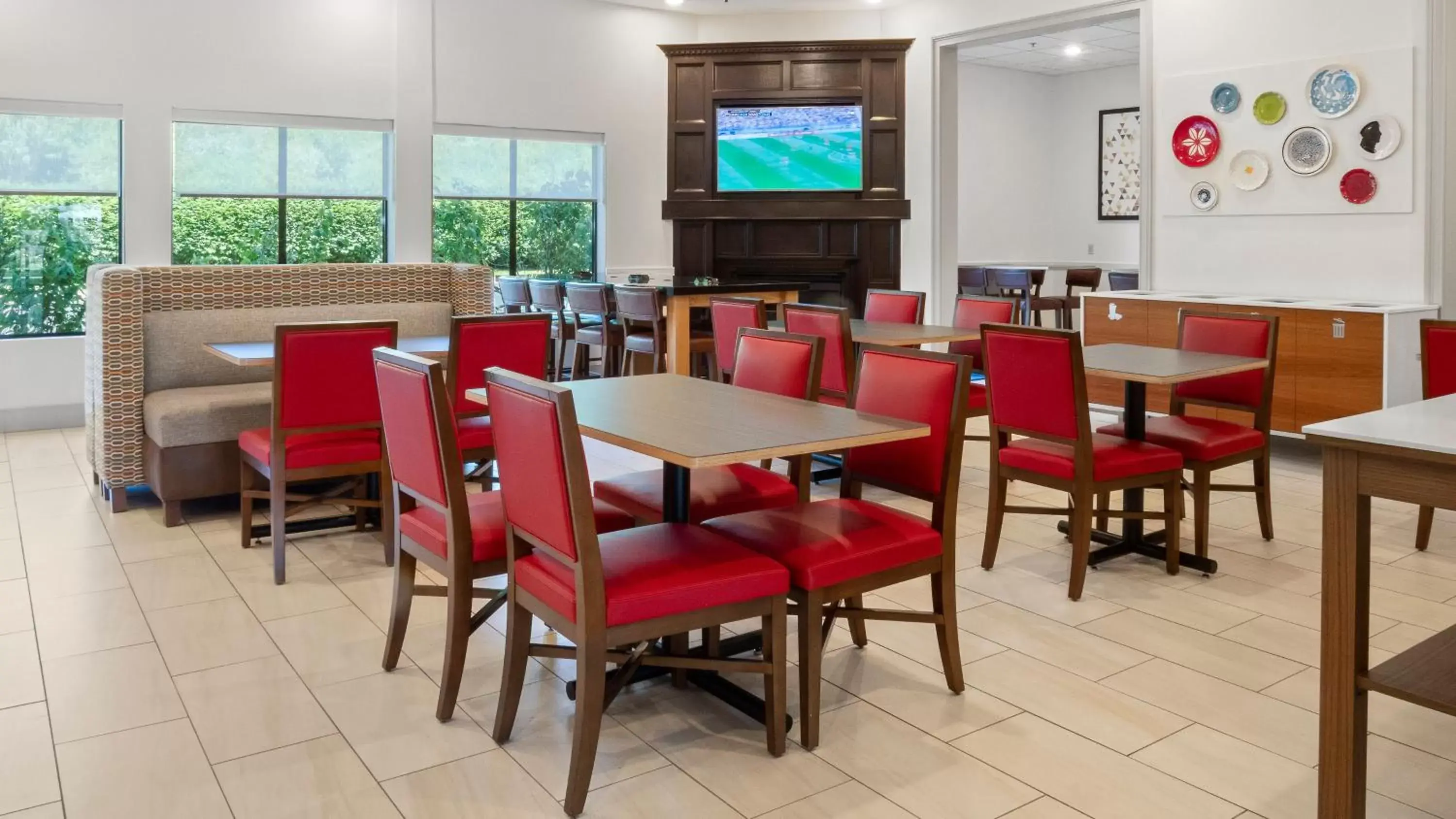 Breakfast, Restaurant/Places to Eat in Holiday Inn Express Hotel & Suites Newton Sparta, an IHG Hotel