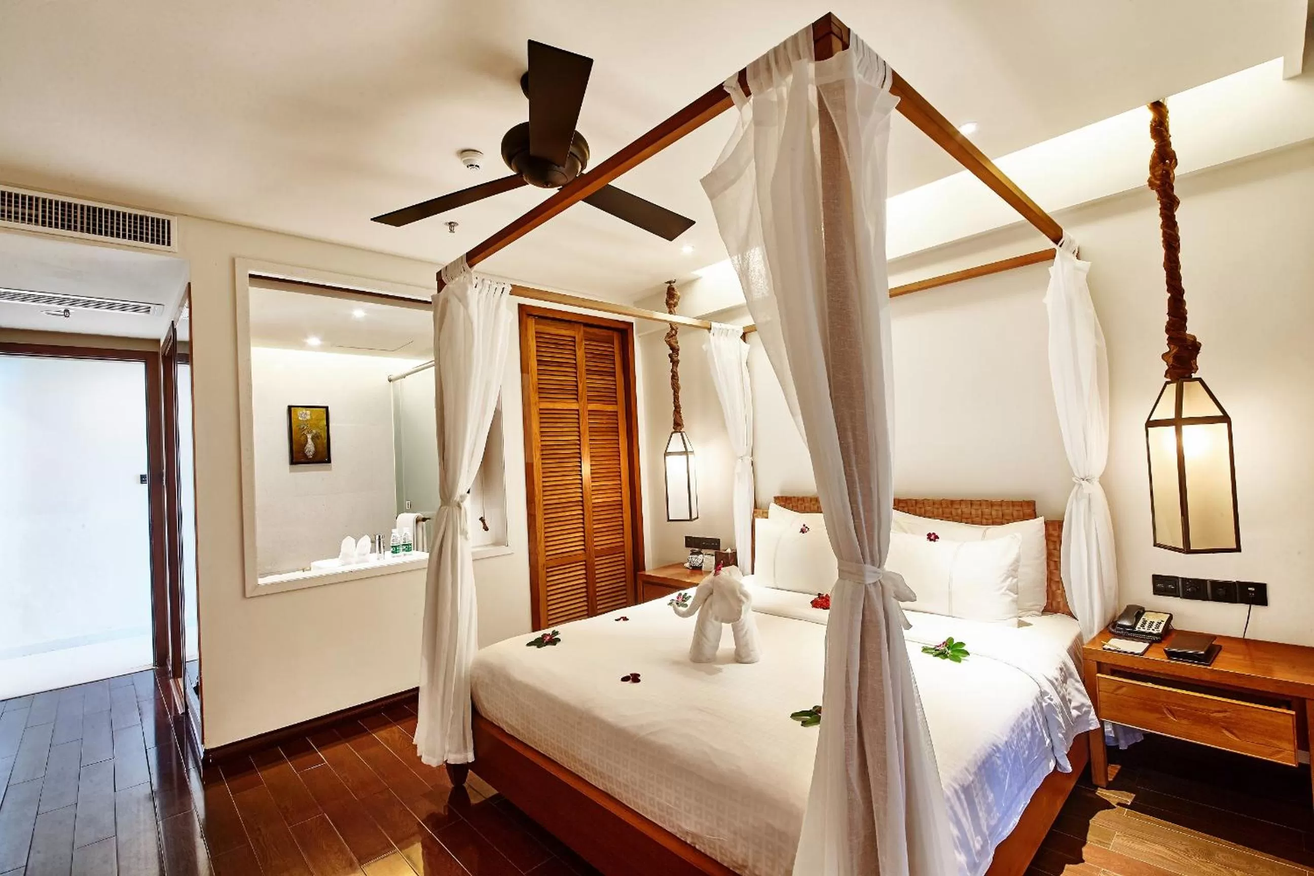 Bed in Ocean Sonic Resort Sanya