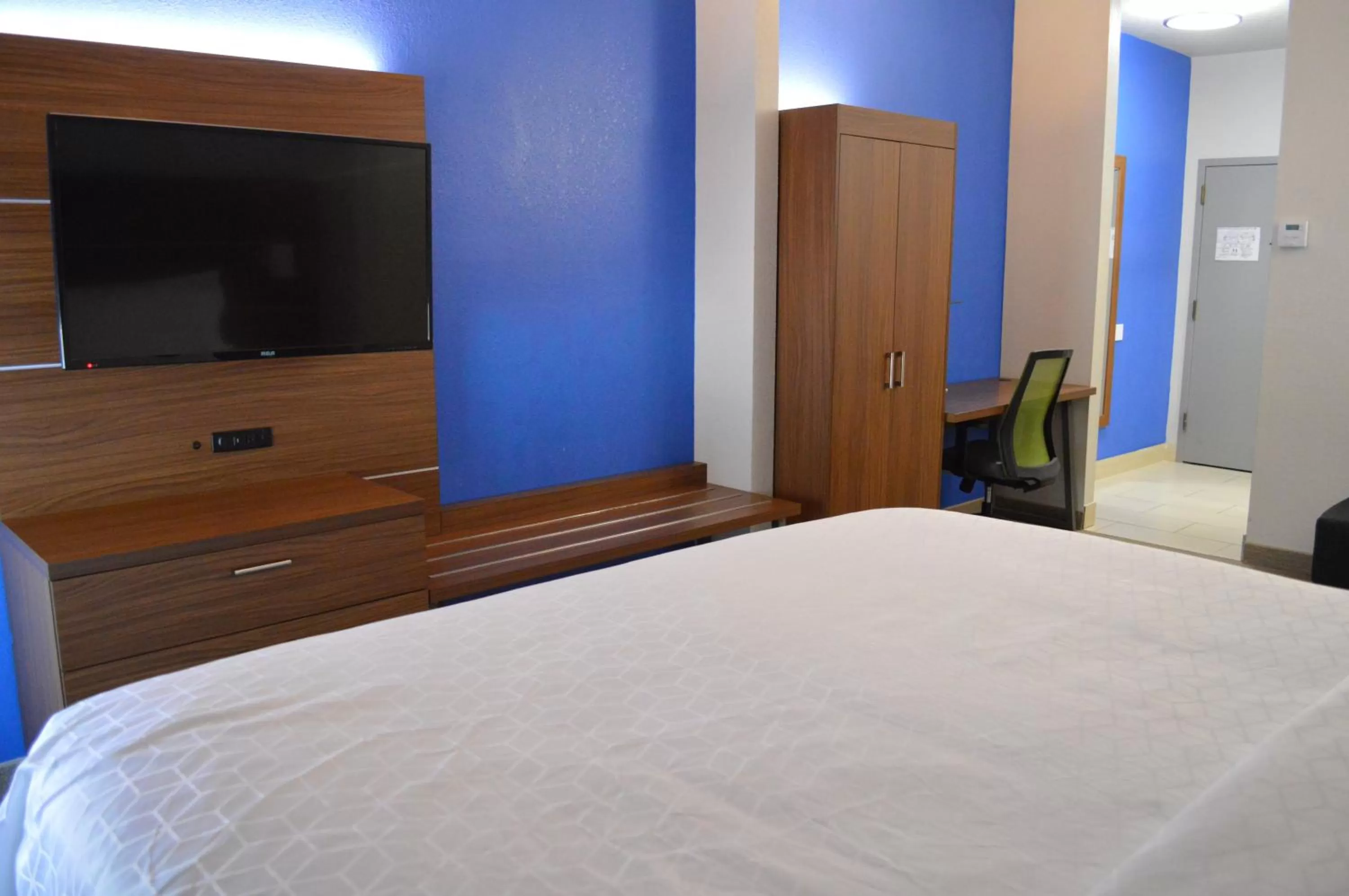 Photo of the whole room, Bed in Holiday Inn Express & Suites Batesville by IHG