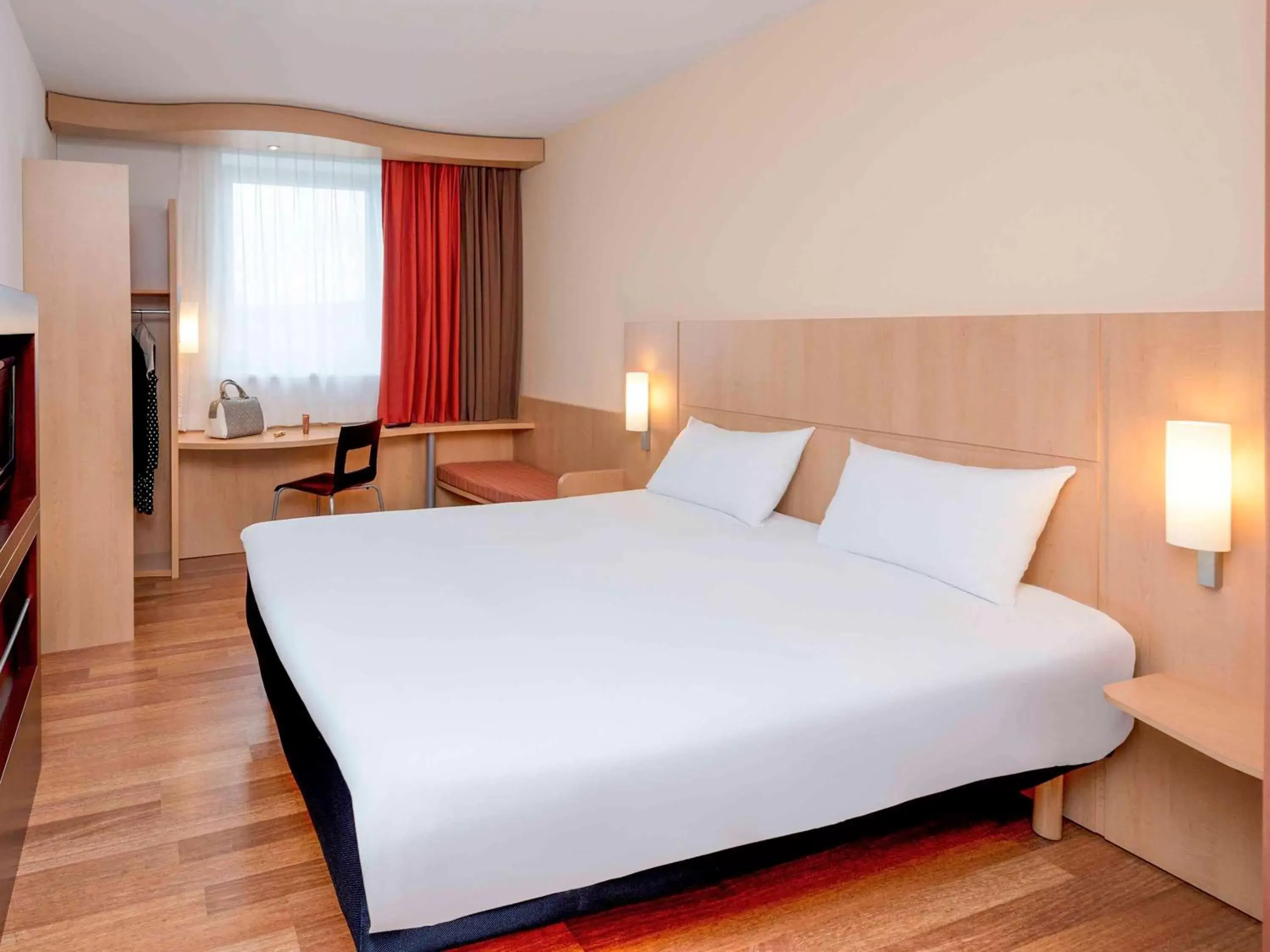 Photo of the whole room, Bed in ibis Esch Belval