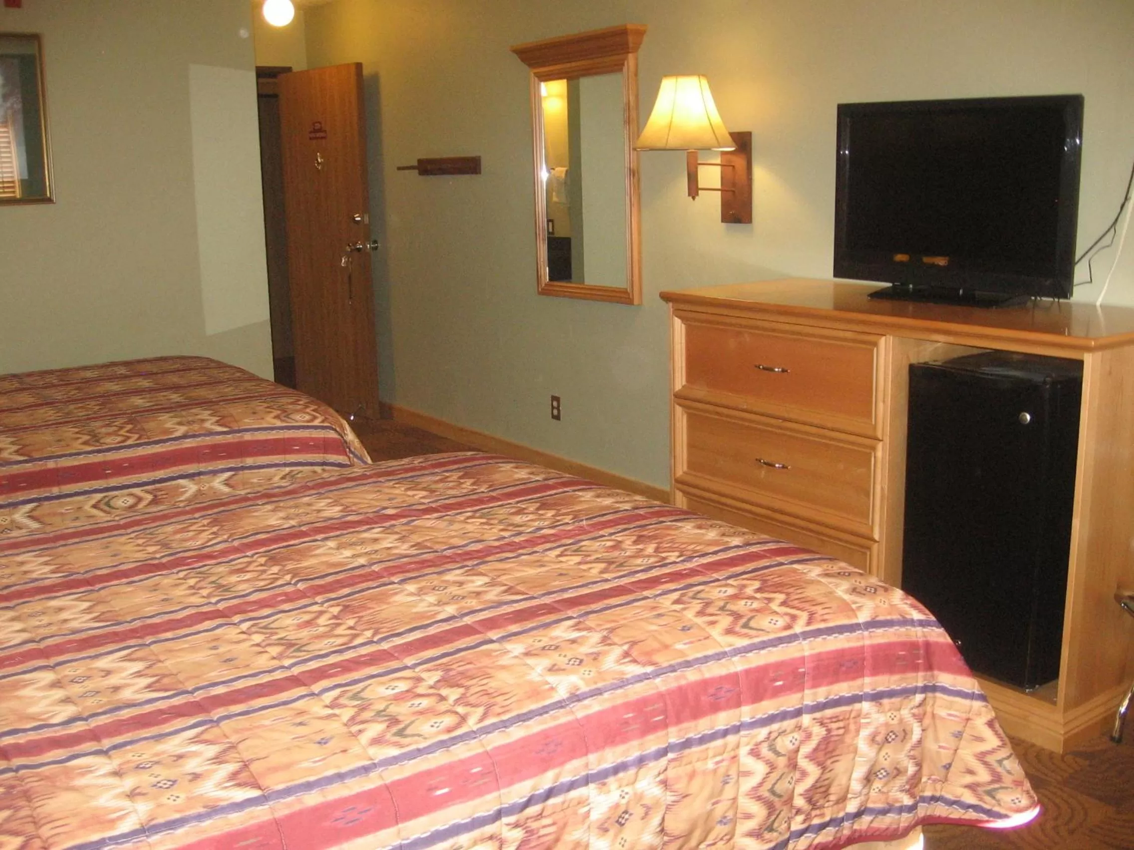 Bedroom, TV/Entertainment Center in New Summit Inn