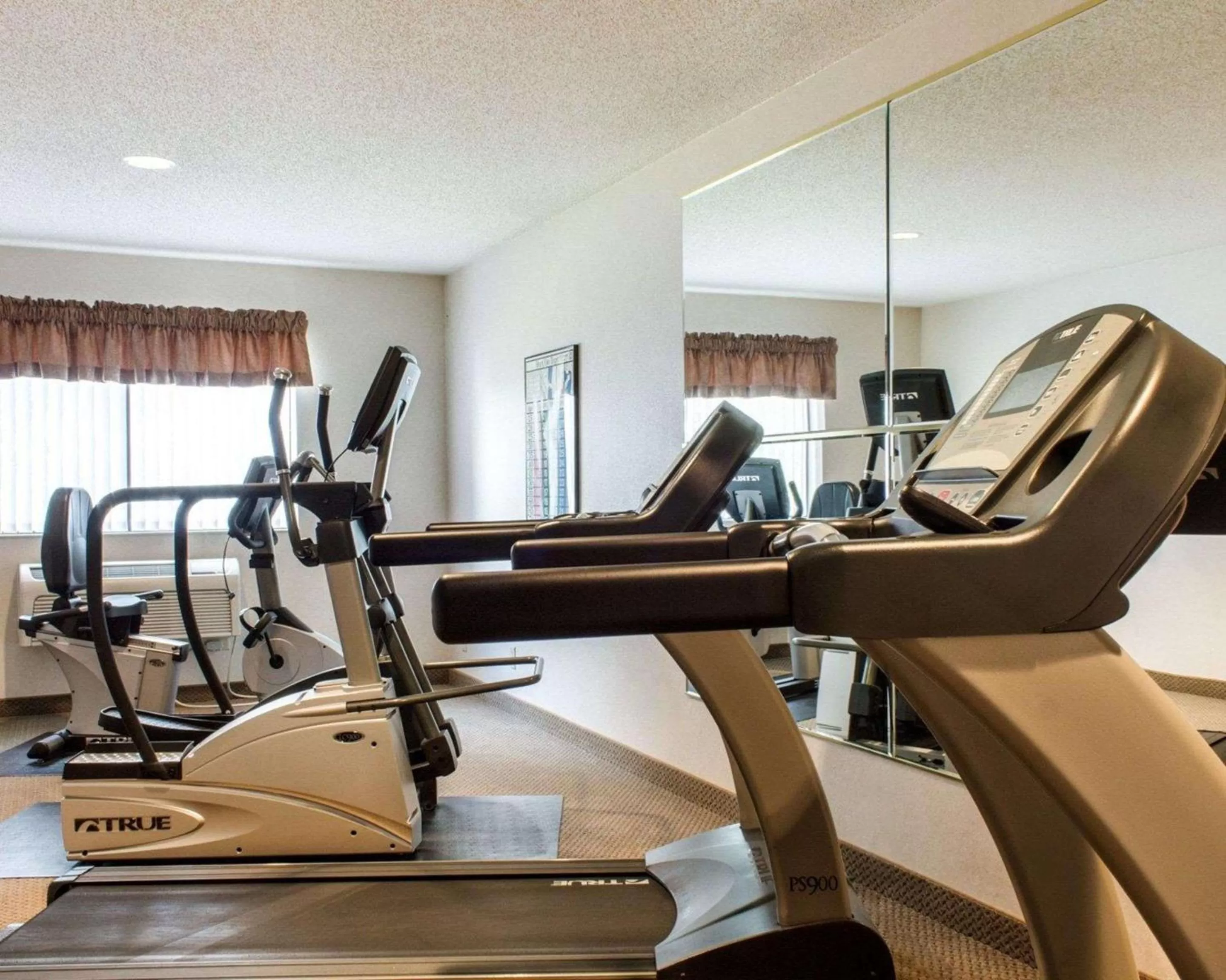 Fitness centre/facilities in Quality Inn