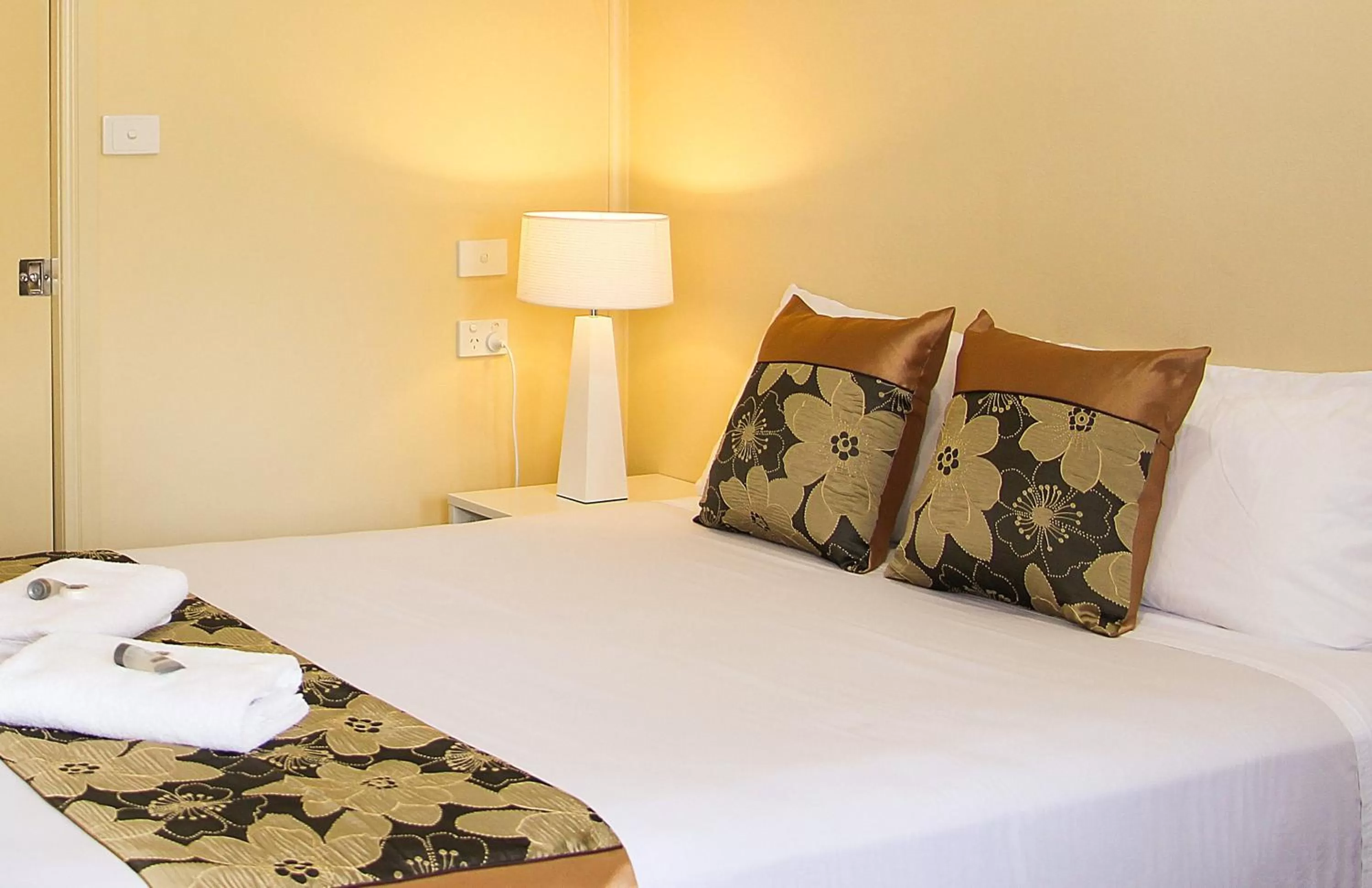 Bedroom, Bed in Motel 359