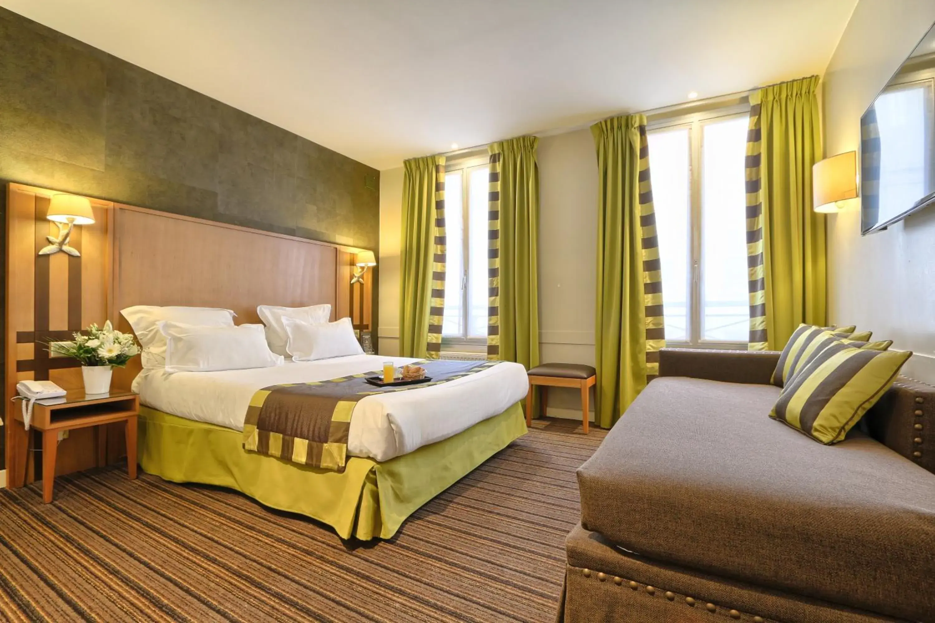 Day, Bed in Hotel Mondial