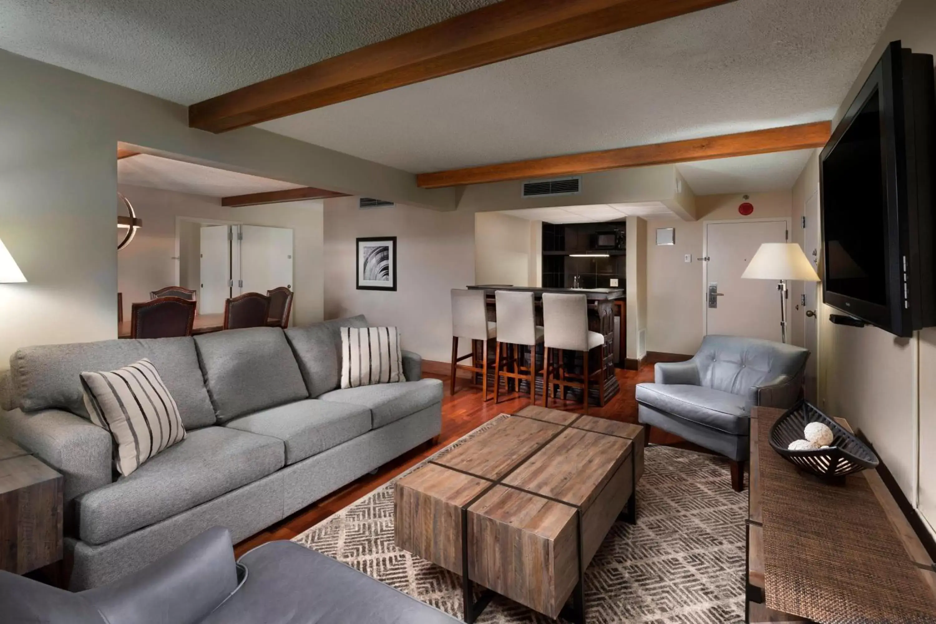 Living room, Seating Area in Four Points by Sheraton Manhattan Living room, Seating Area in Four Points by Sheraton Manhattan