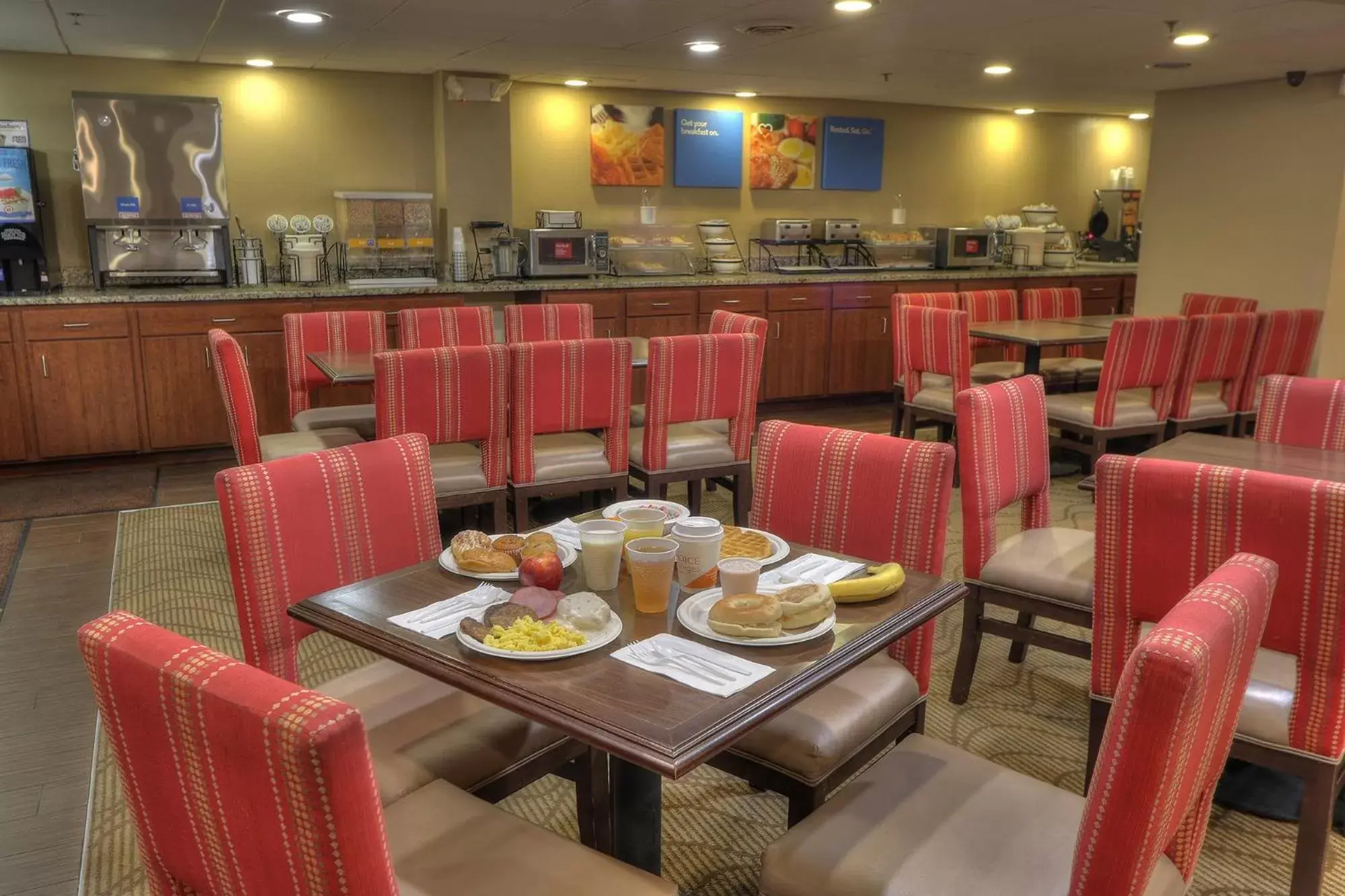 Buffet breakfast, Restaurant/Places to Eat in Comfort Inn & Suites at Dollywood Lane