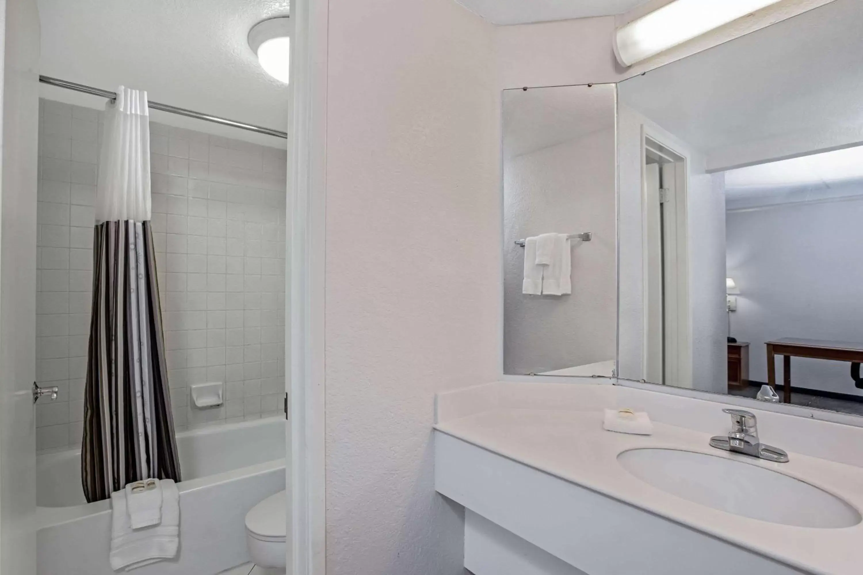 King Suite - Non-Smoking in La Quinta Inn by Wyndham Stockton King Suite - Non-Smoking in La Quinta Inn by Wyndham Stockton