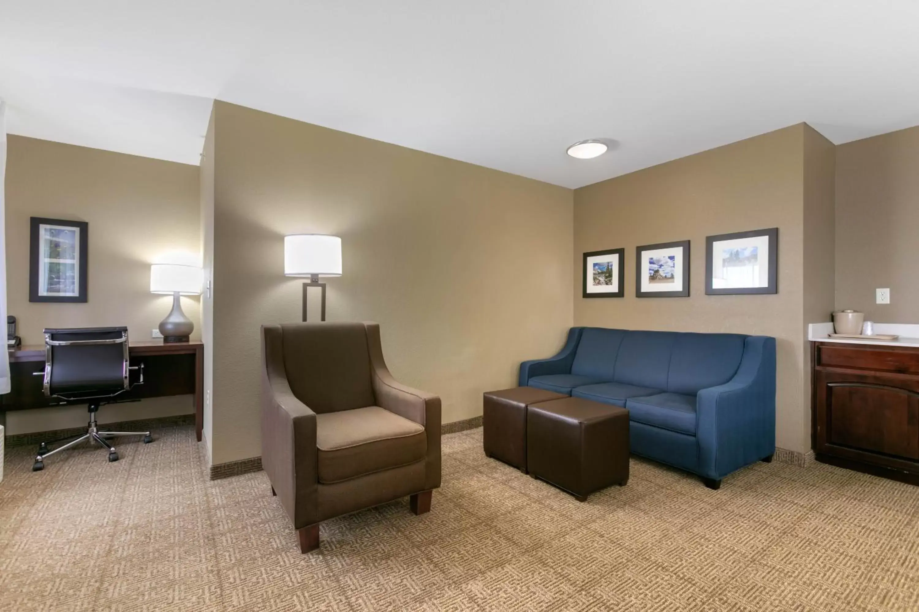 Living room, Seating Area in Comfort Inn Near University of Wyoming