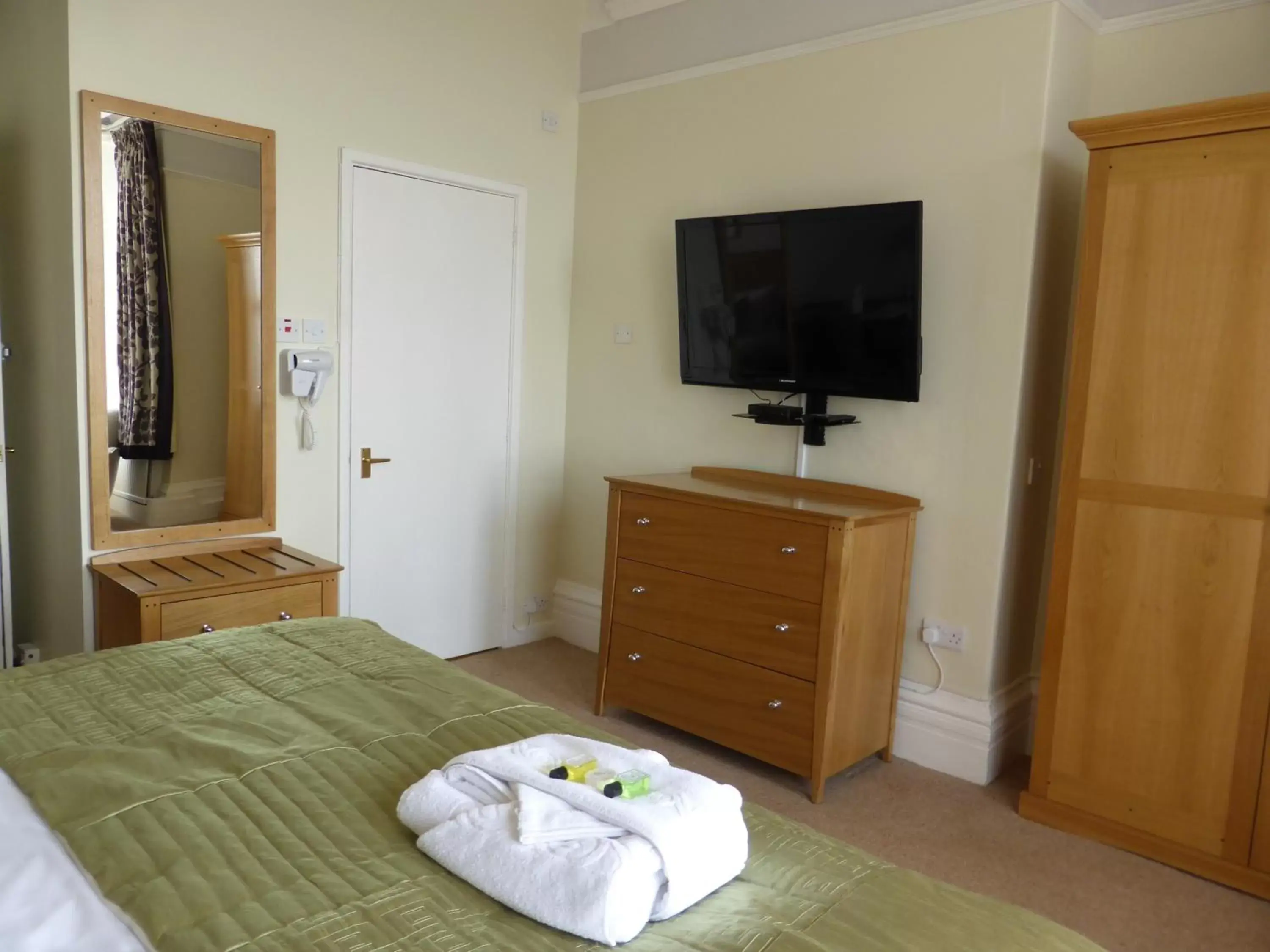 Bedroom, TV/Entertainment Center in Bailey Ground Lodge