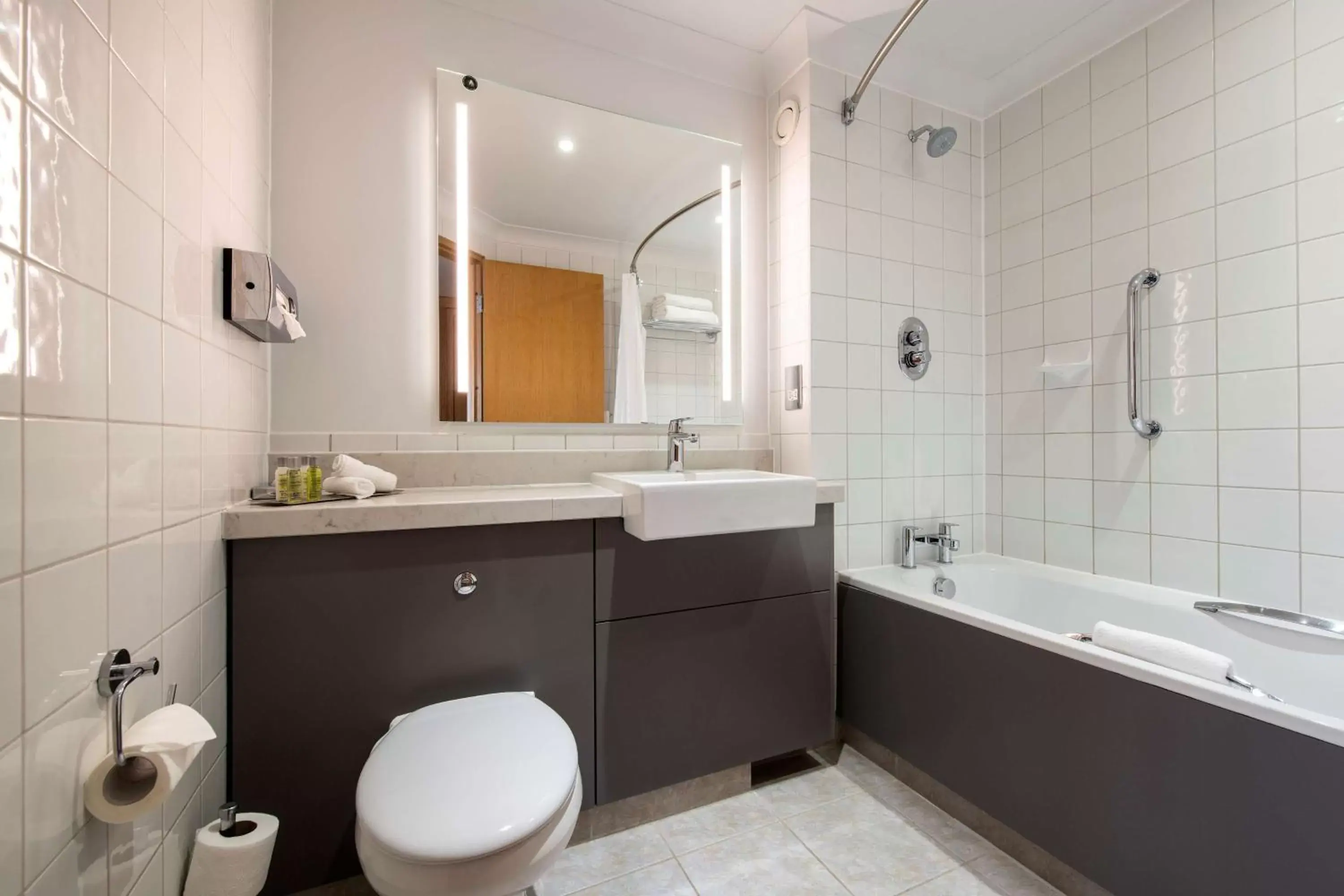 Bathroom in DoubleTree by Hilton Swindon Hotel