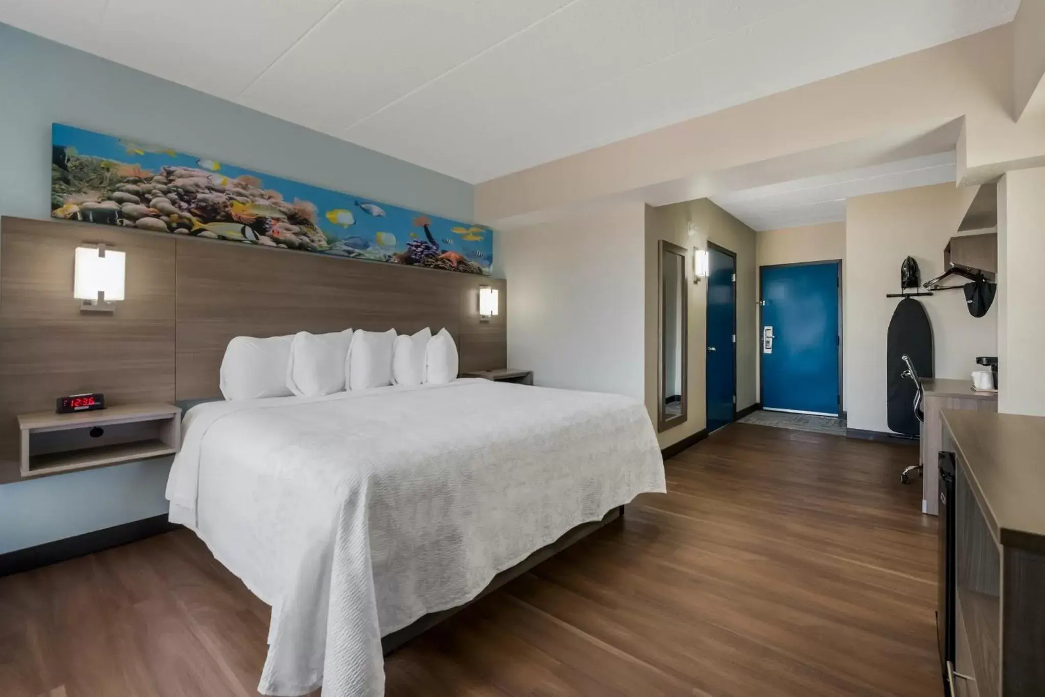 Bedroom, Bed in Red Roof PLUS & Suites Virginia Beach - Seaside