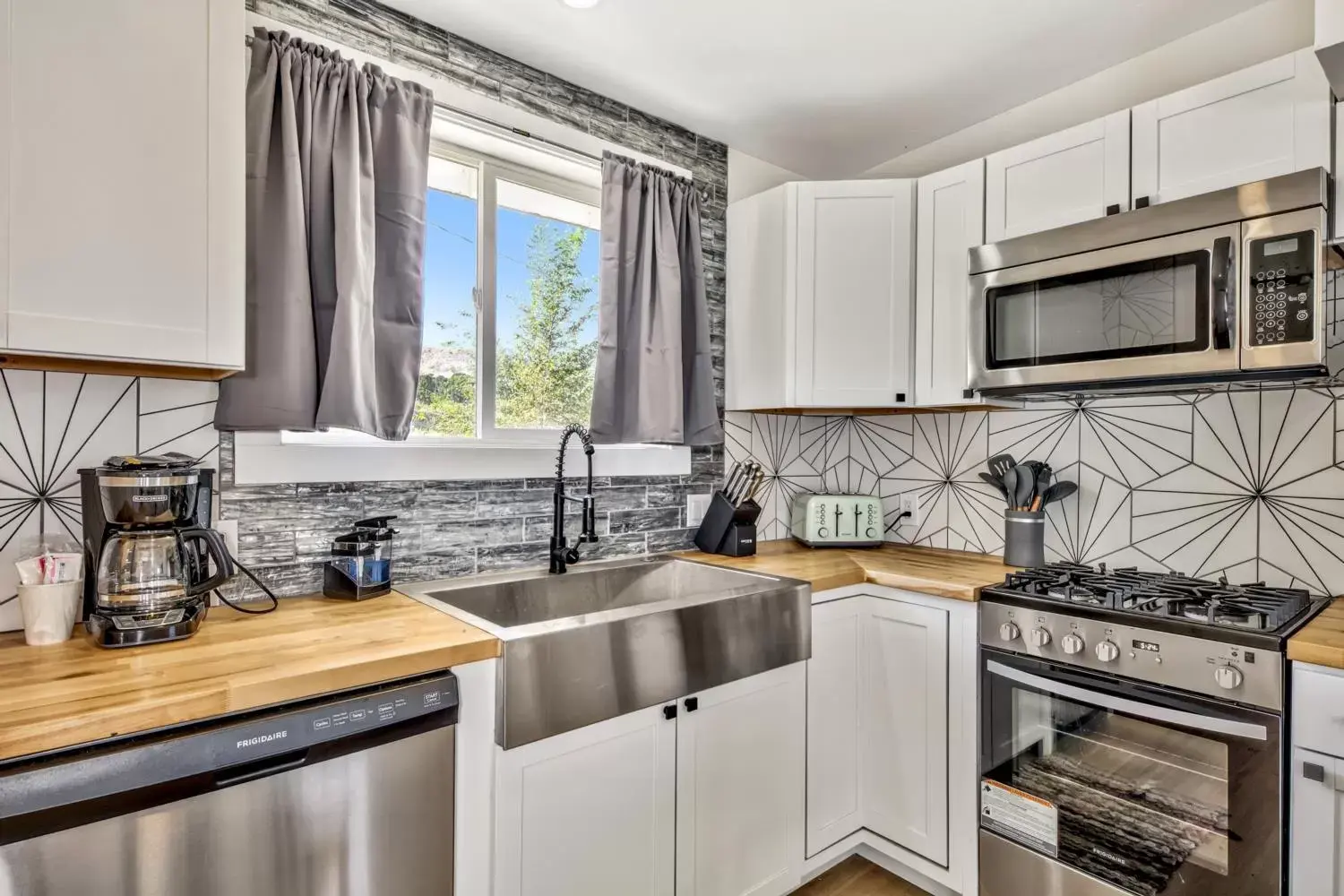 Kitchen or kitchenette, Kitchen/Kitchenette in The Historic West Walker Motel