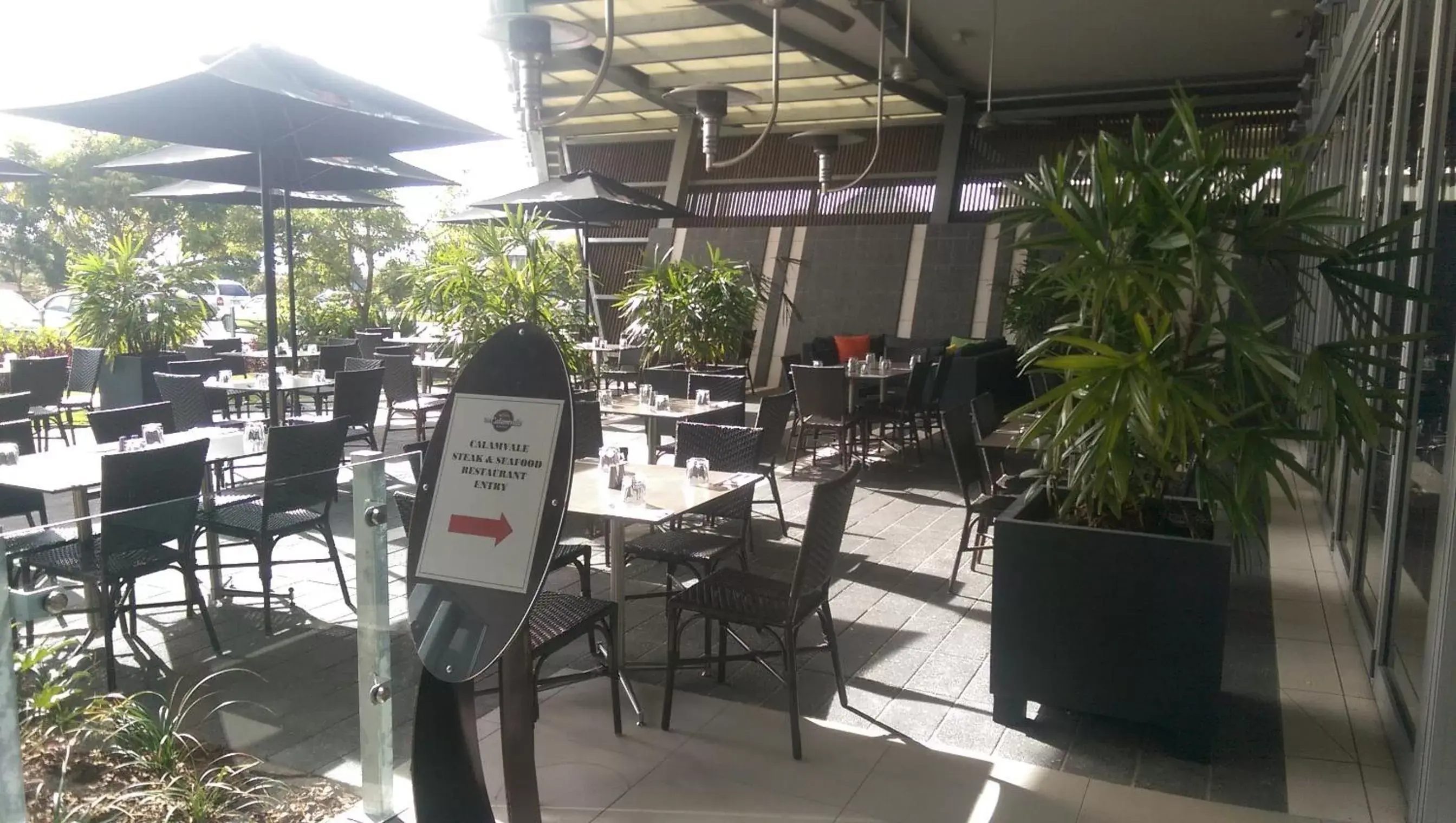 Restaurant/places to eat in Calamvale Hotel Suites and Conference Centre