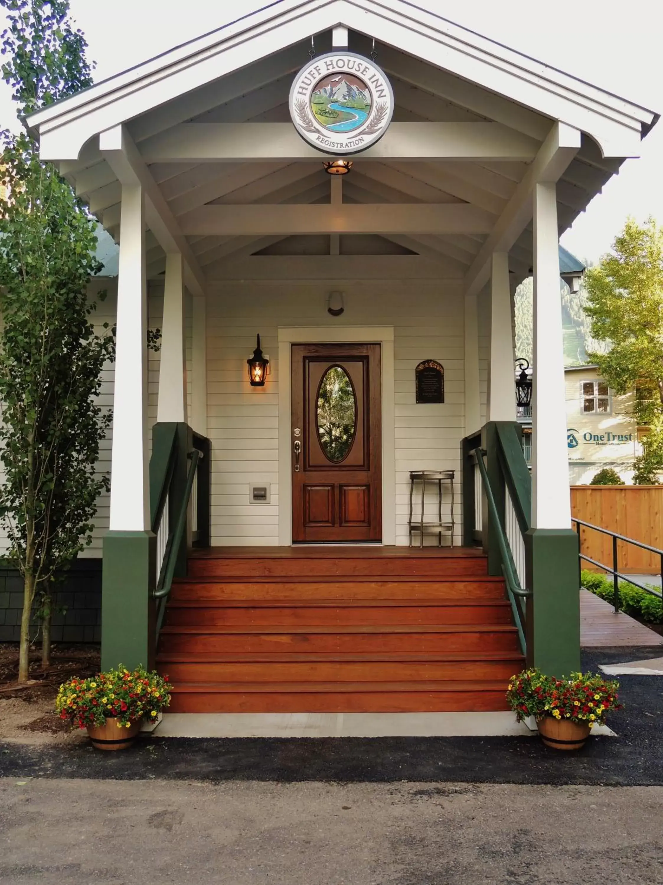 Facade/entrance in Huff House Inn and Cabins