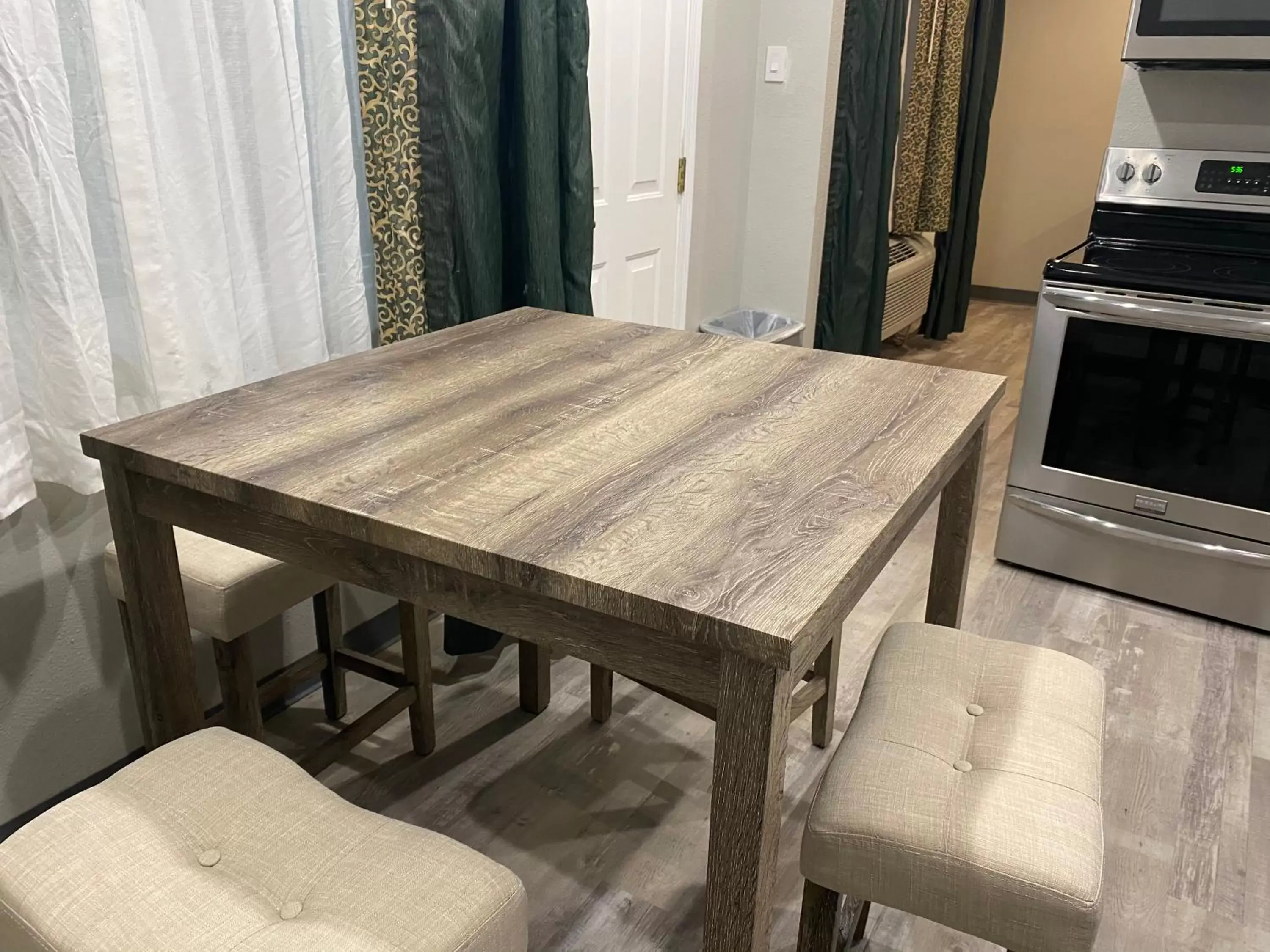 Dining Area in Ozark Inn & Suites