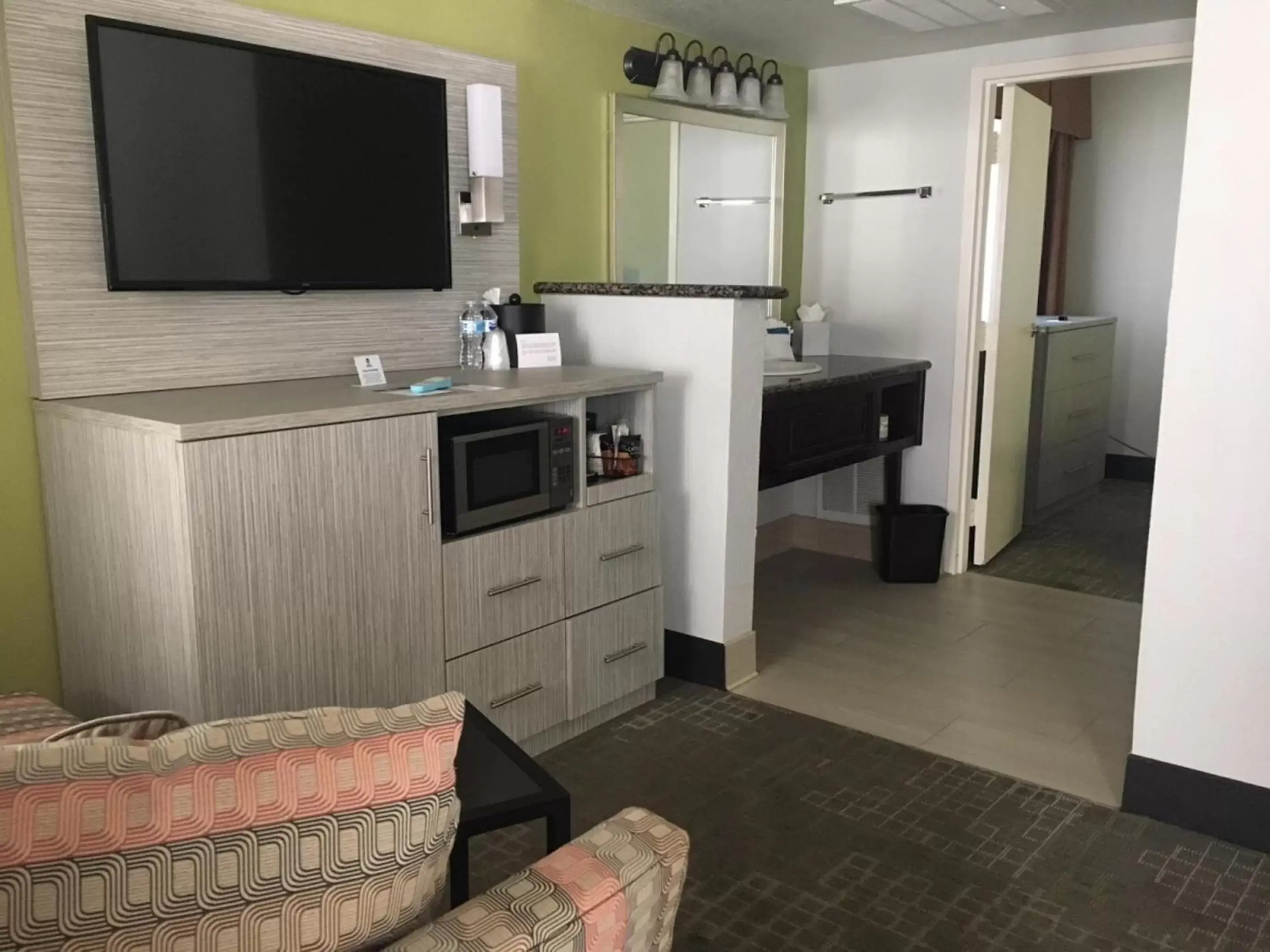 Kitchen/Kitchenette in Best Western InnSuites Phoenix Hotel & Suites