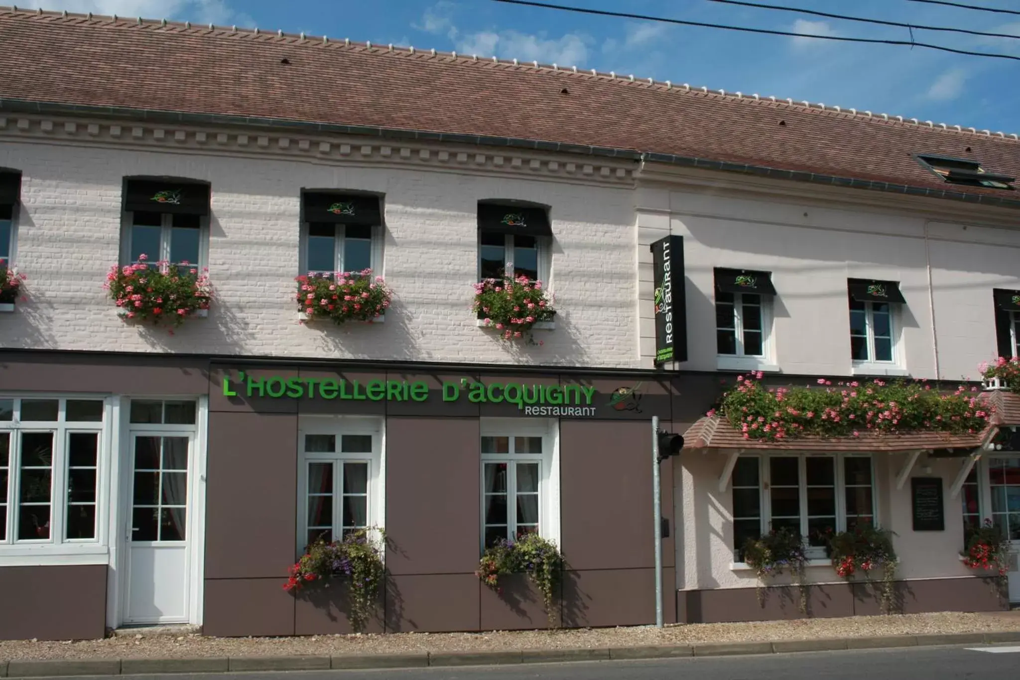 Facade/entrance, Property Building in L'Hostellerie d'Acquigny