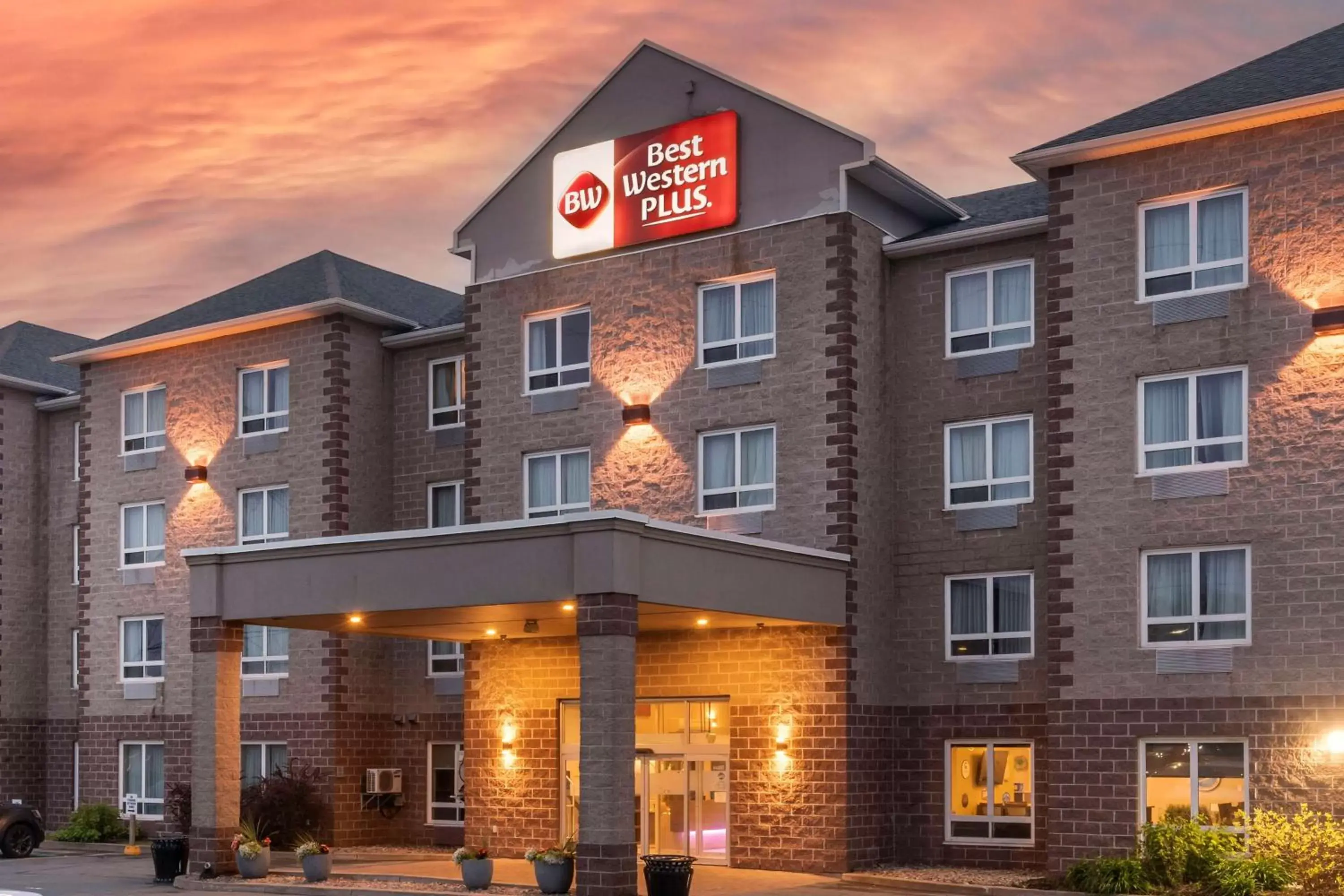 Property Building in Best Western Dartmouth Hotel & Suites
