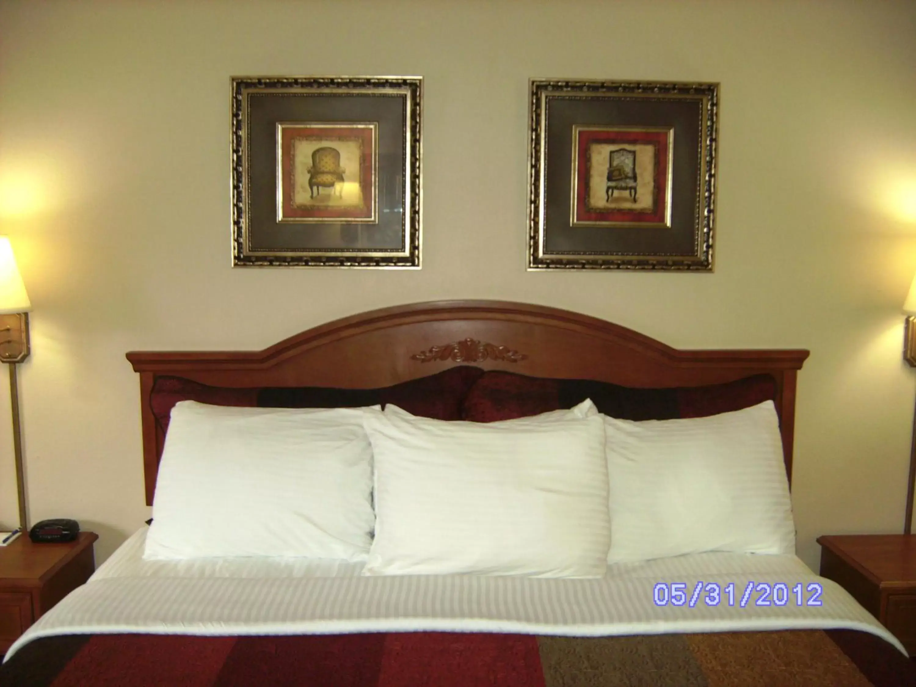 Bed in All American Inn & Suites Branson