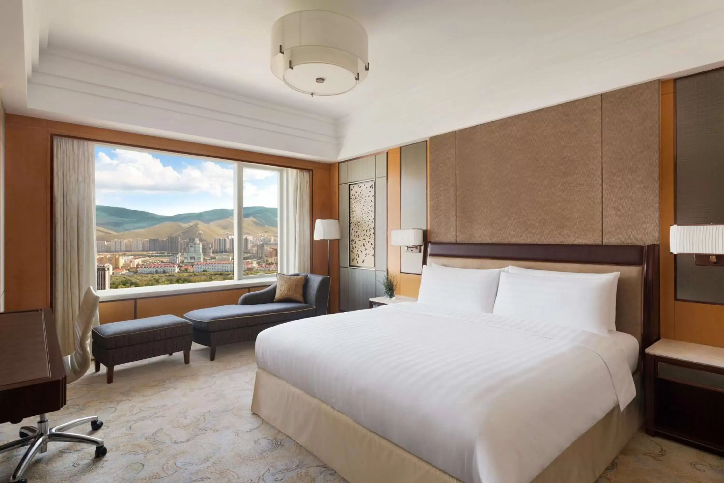 Photo of the whole room, Bed in Shangri-La Ulaanbaatar