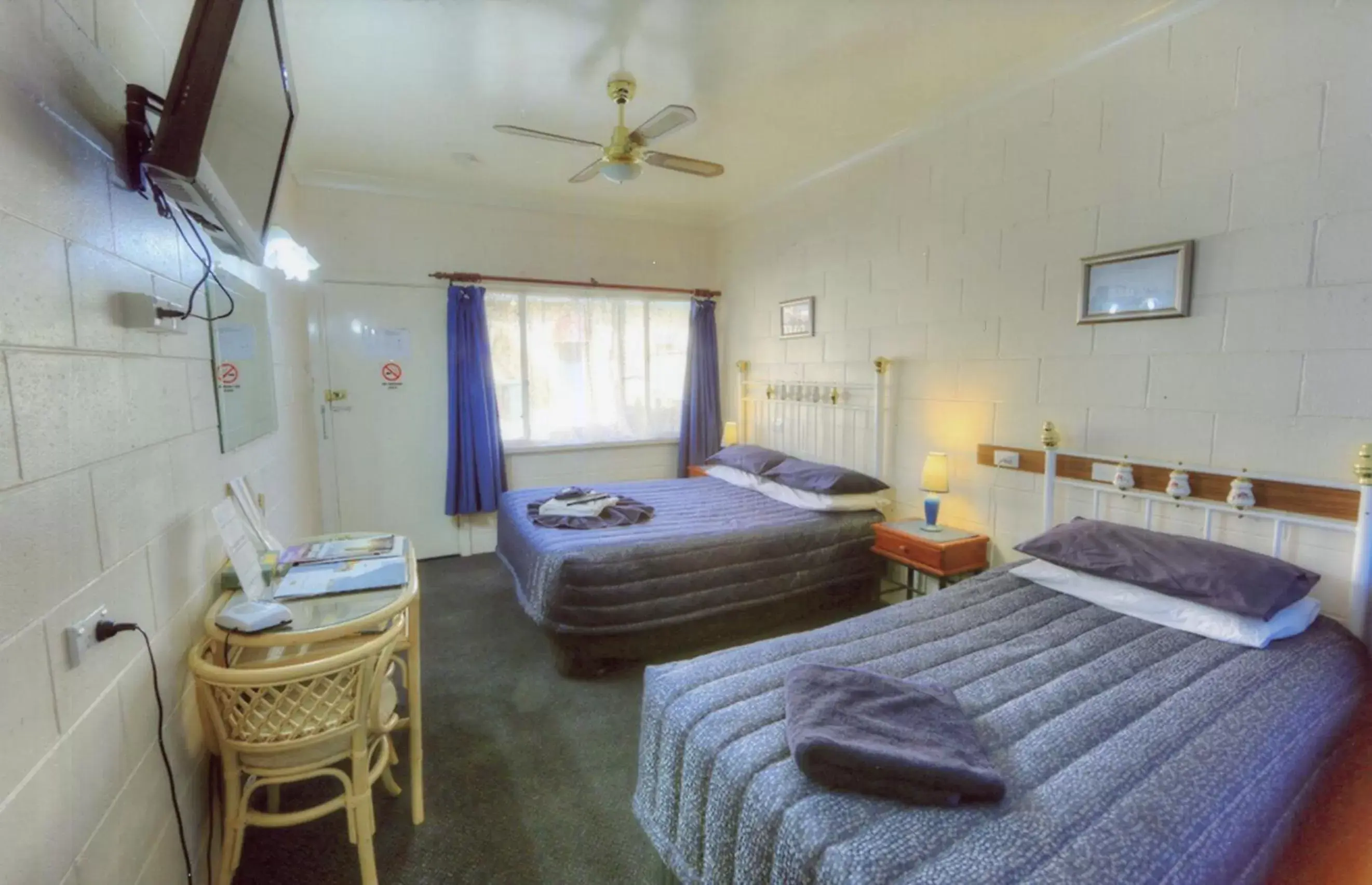 Photo of the whole room, Bed in The Lodge Outback Motel