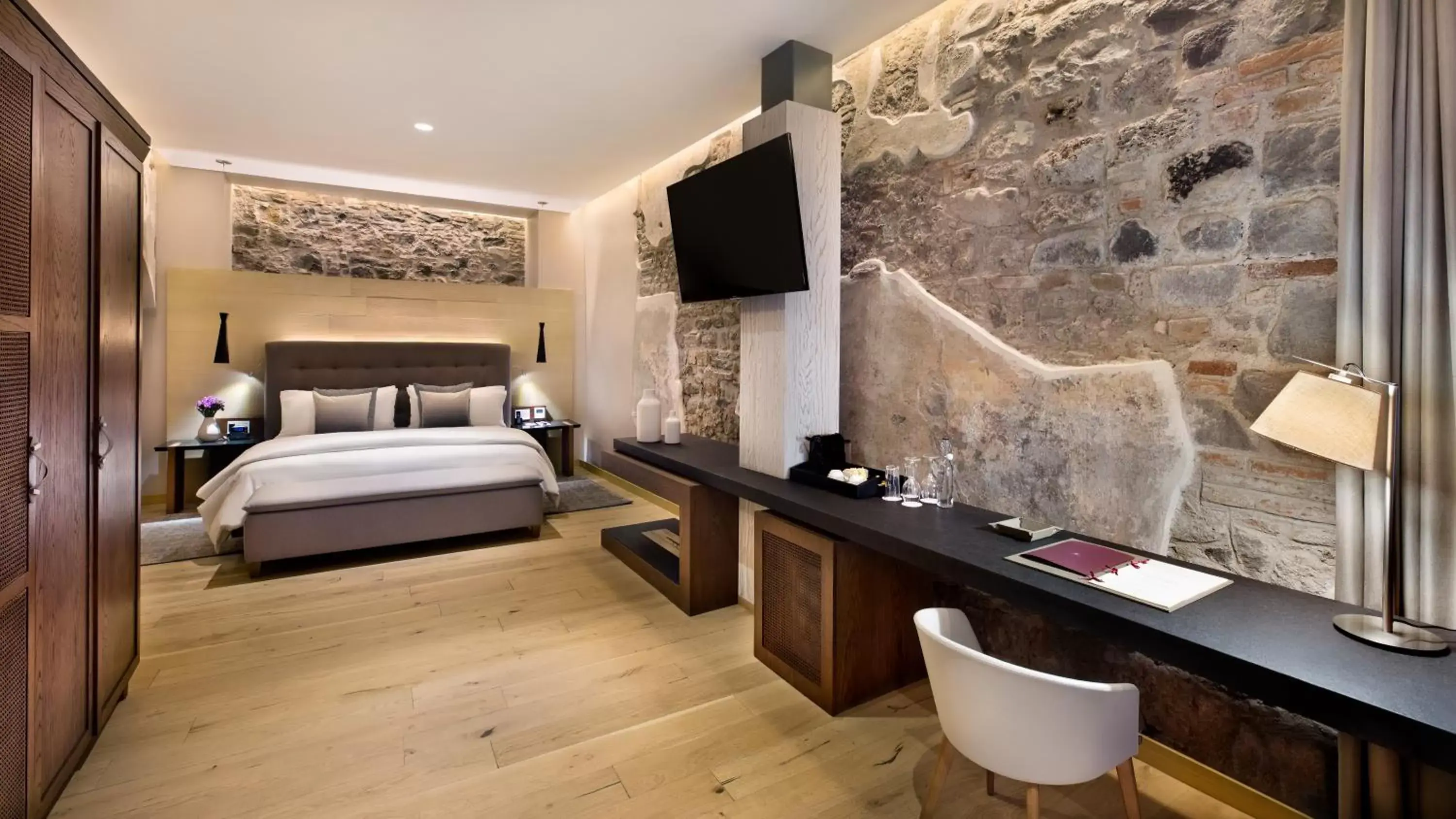 Bed, Bathroom in Cartesiano Boutique & Wellness Hotel