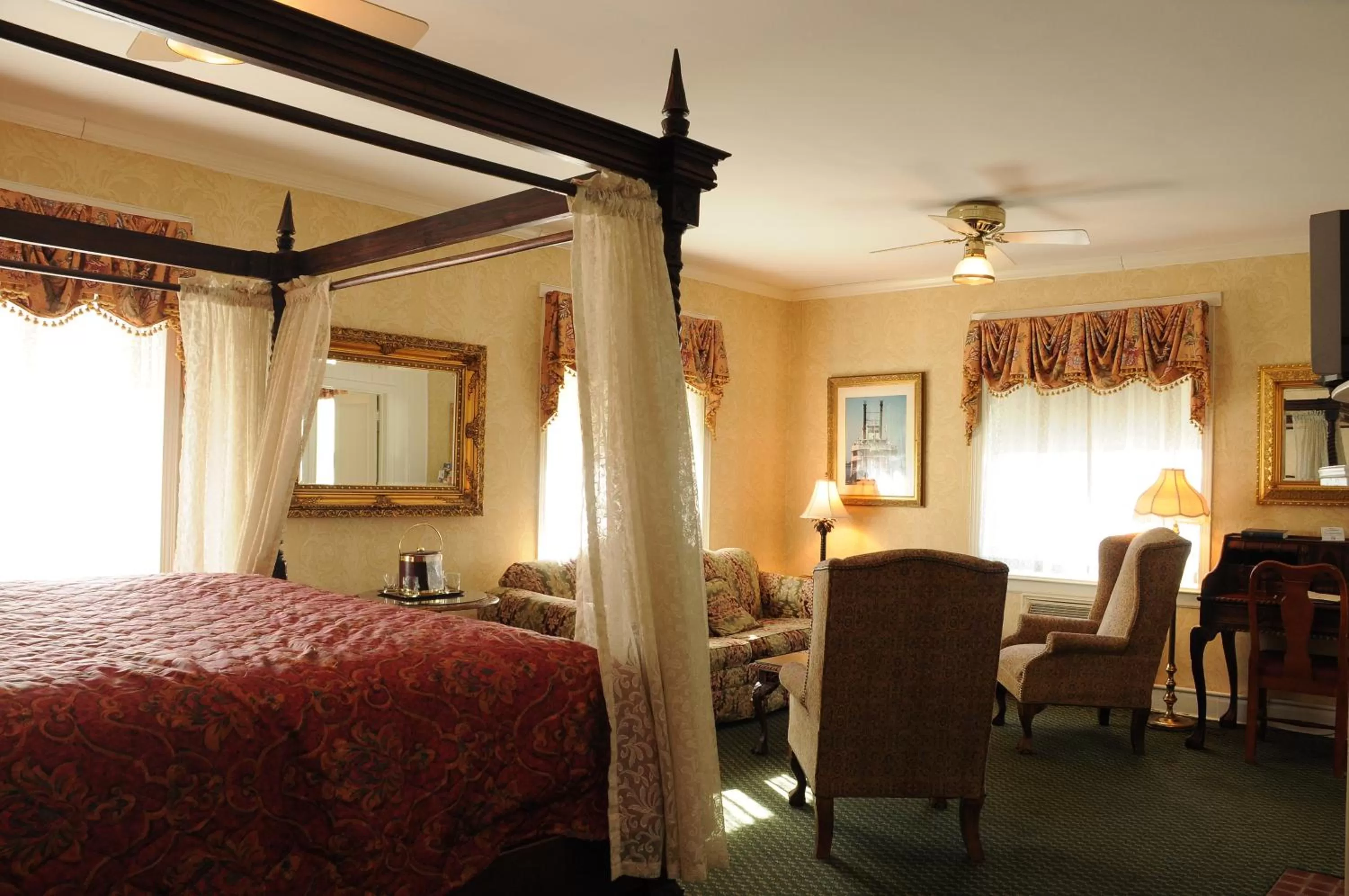 Photo of the whole room, Bed in Lafayette Hotel Marietta