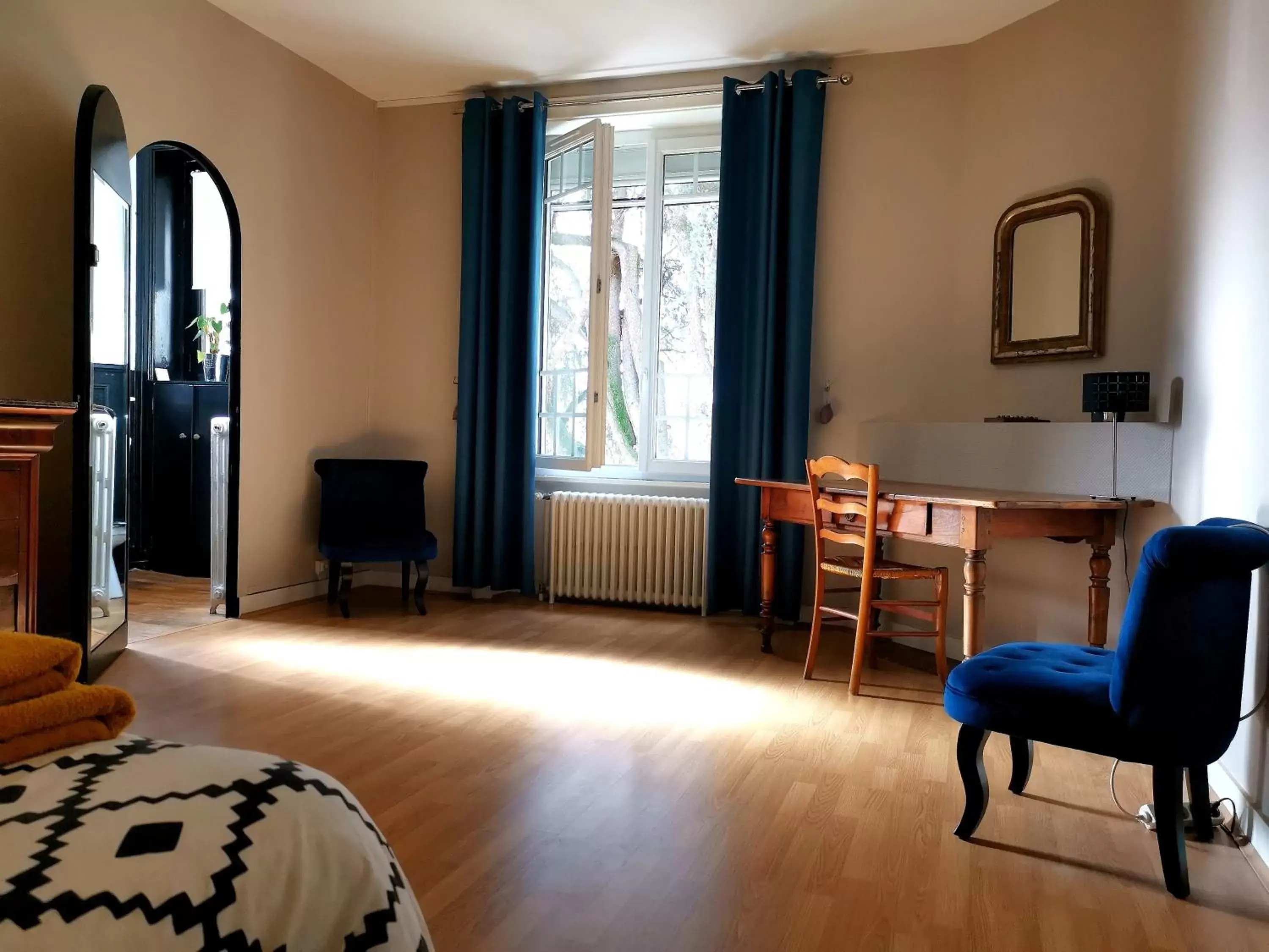 Bed, Seating Area in Chambres d'hôtes La Maison Blanche