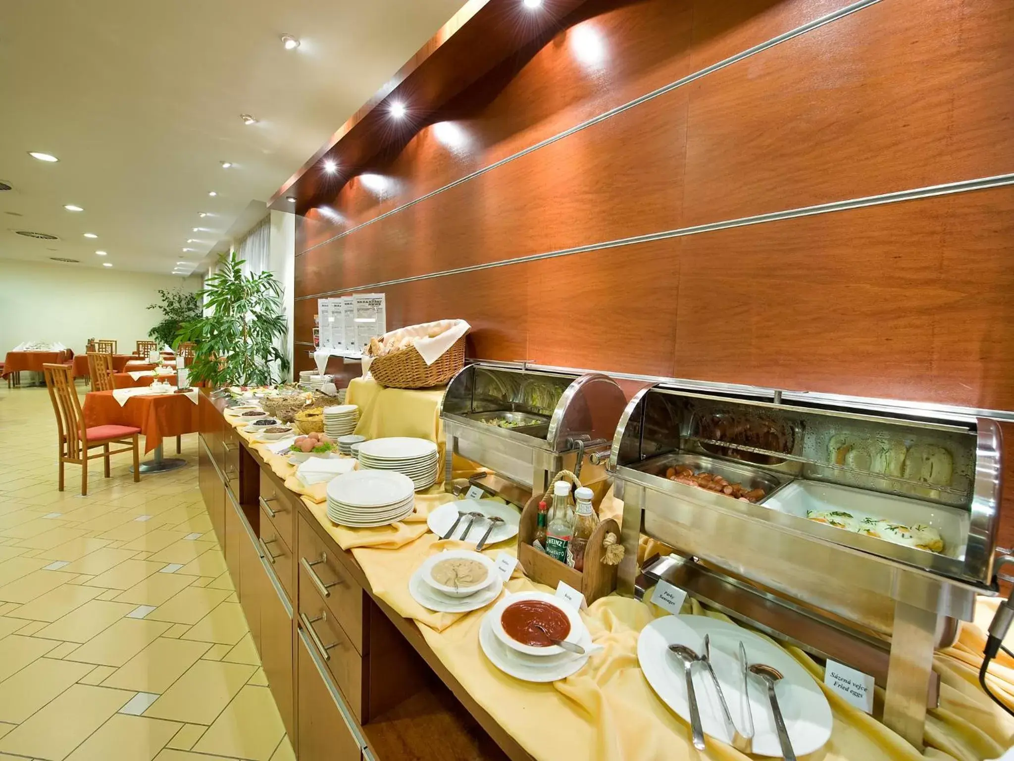 Buffet breakfast, Restaurant/Places to Eat in Ramada Airport Hotel Prague