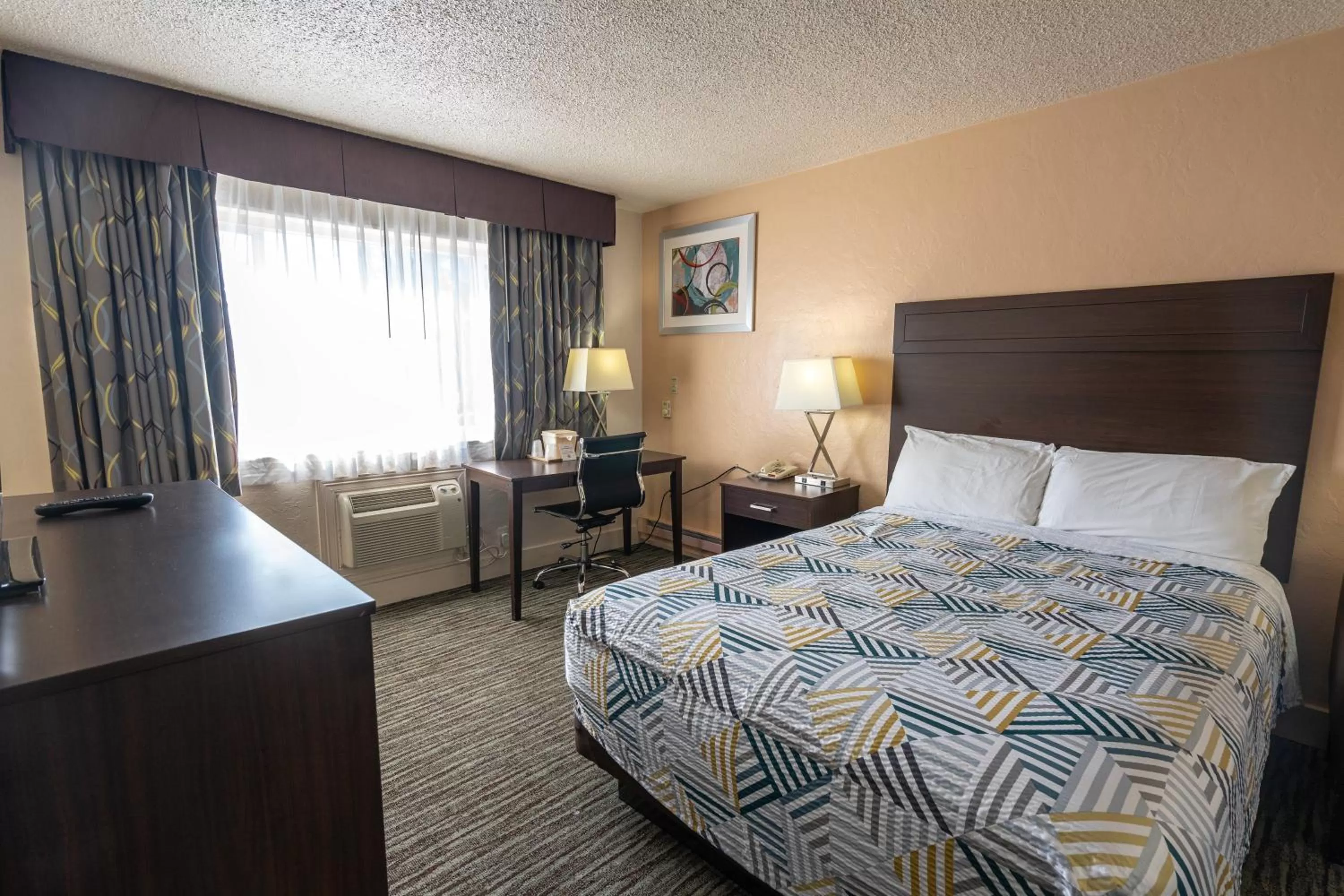 Photo of the whole room, Bed in Eastside Lodge