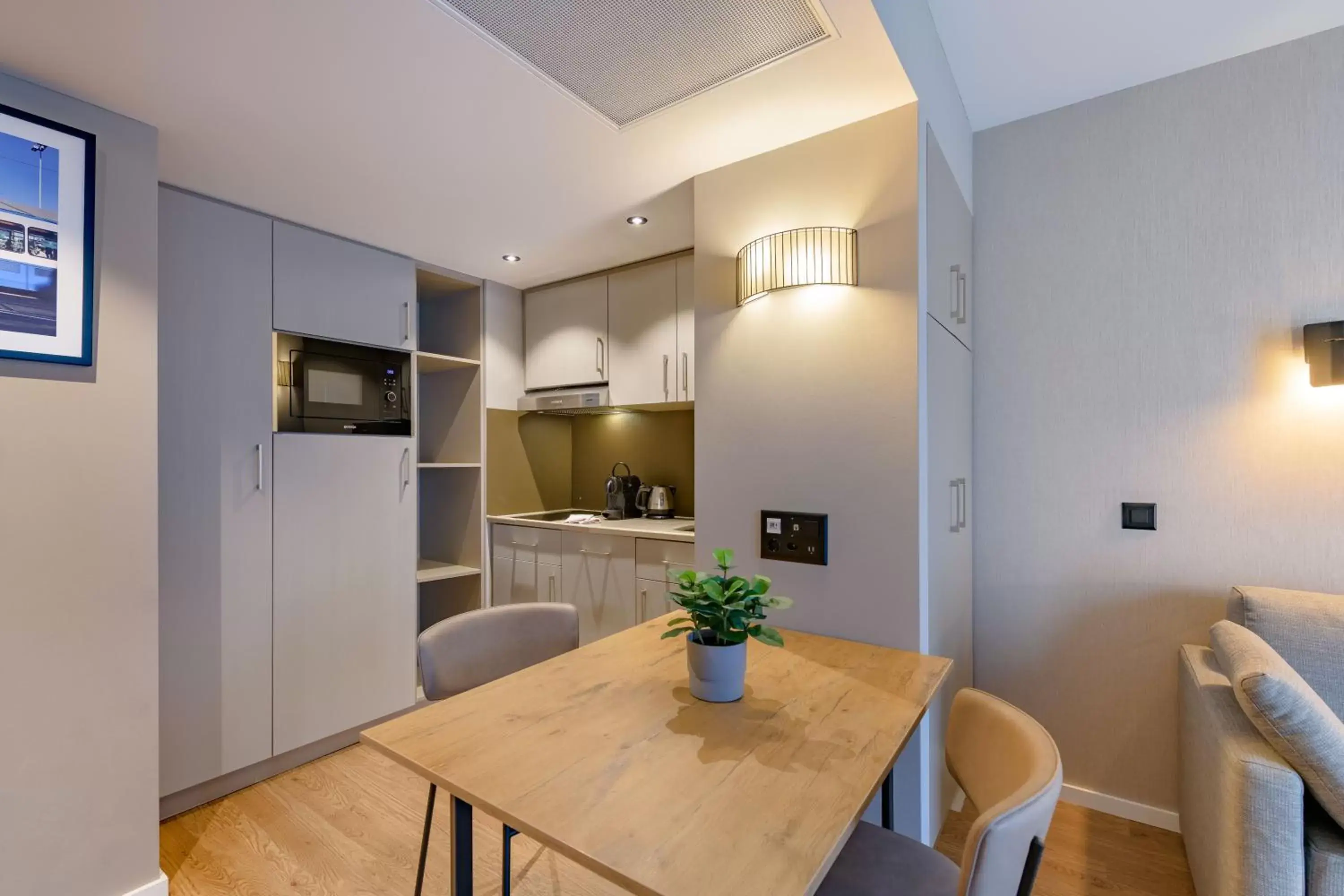 kitchen, Dining Area in Aparthotel Adagio Zurich City Center