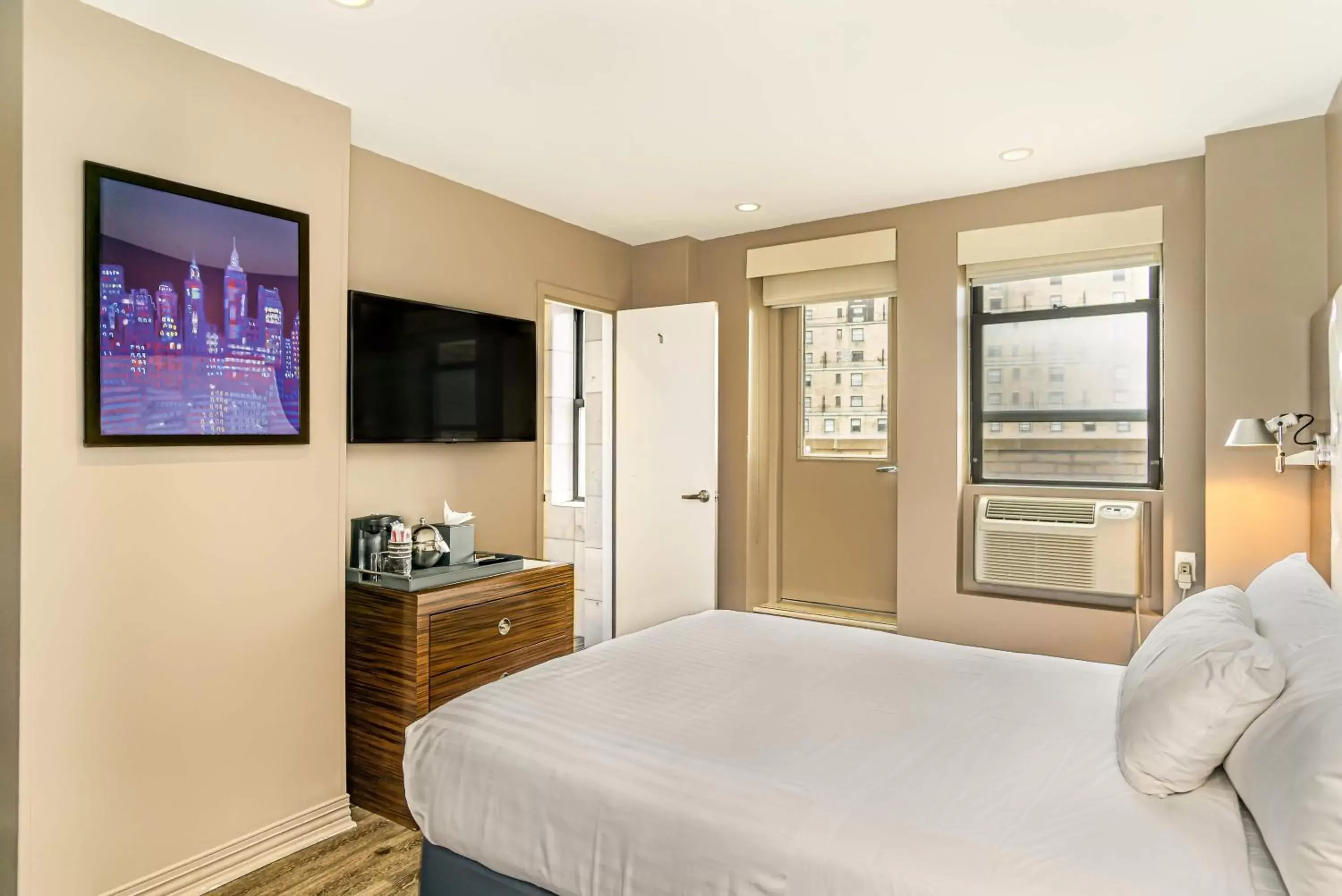 Bedroom, TV/Entertainment Center in The Gallivant Times Square