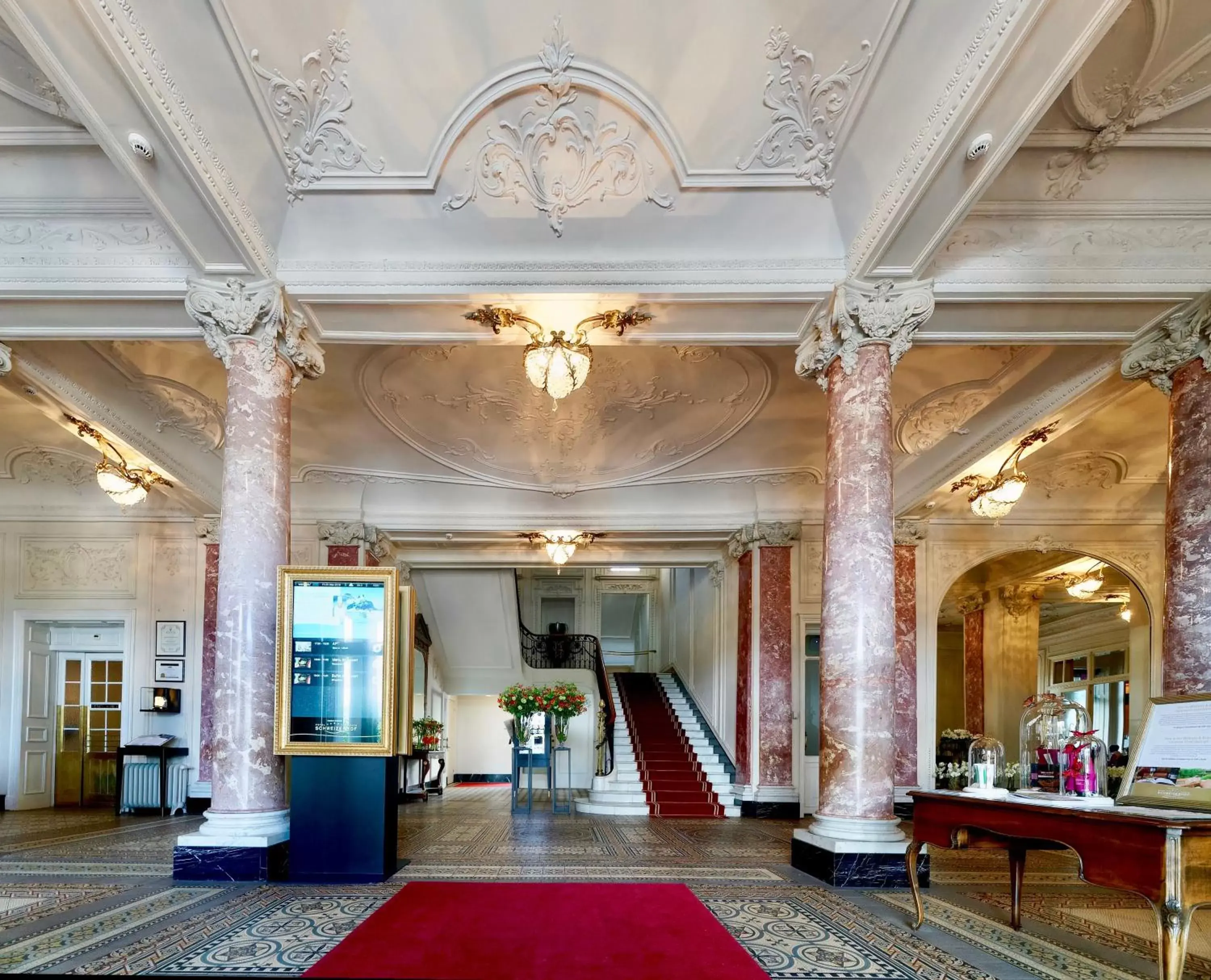 Facade/entrance, Lobby/Reception in Hotel Schweizerhof Luzern