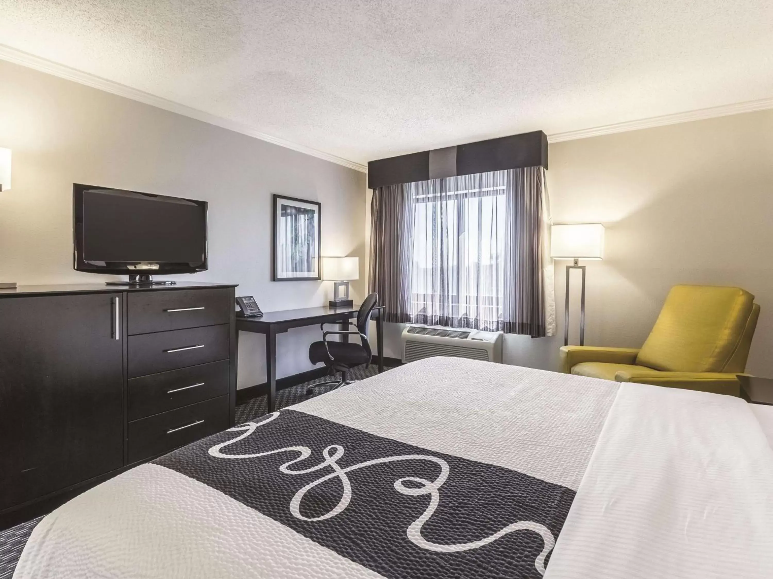 Photo of the whole room, Bed in La Quinta by Wyndham Cleveland - Airport North