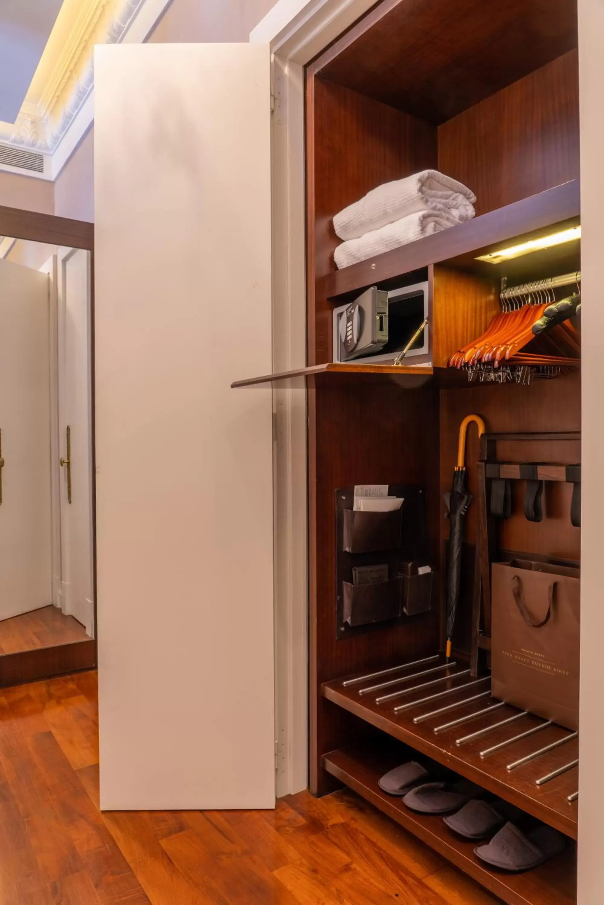 wardrobe, Kitchen/Kitchenette in Palacio Duhau - Park Hyatt Buenos Aires