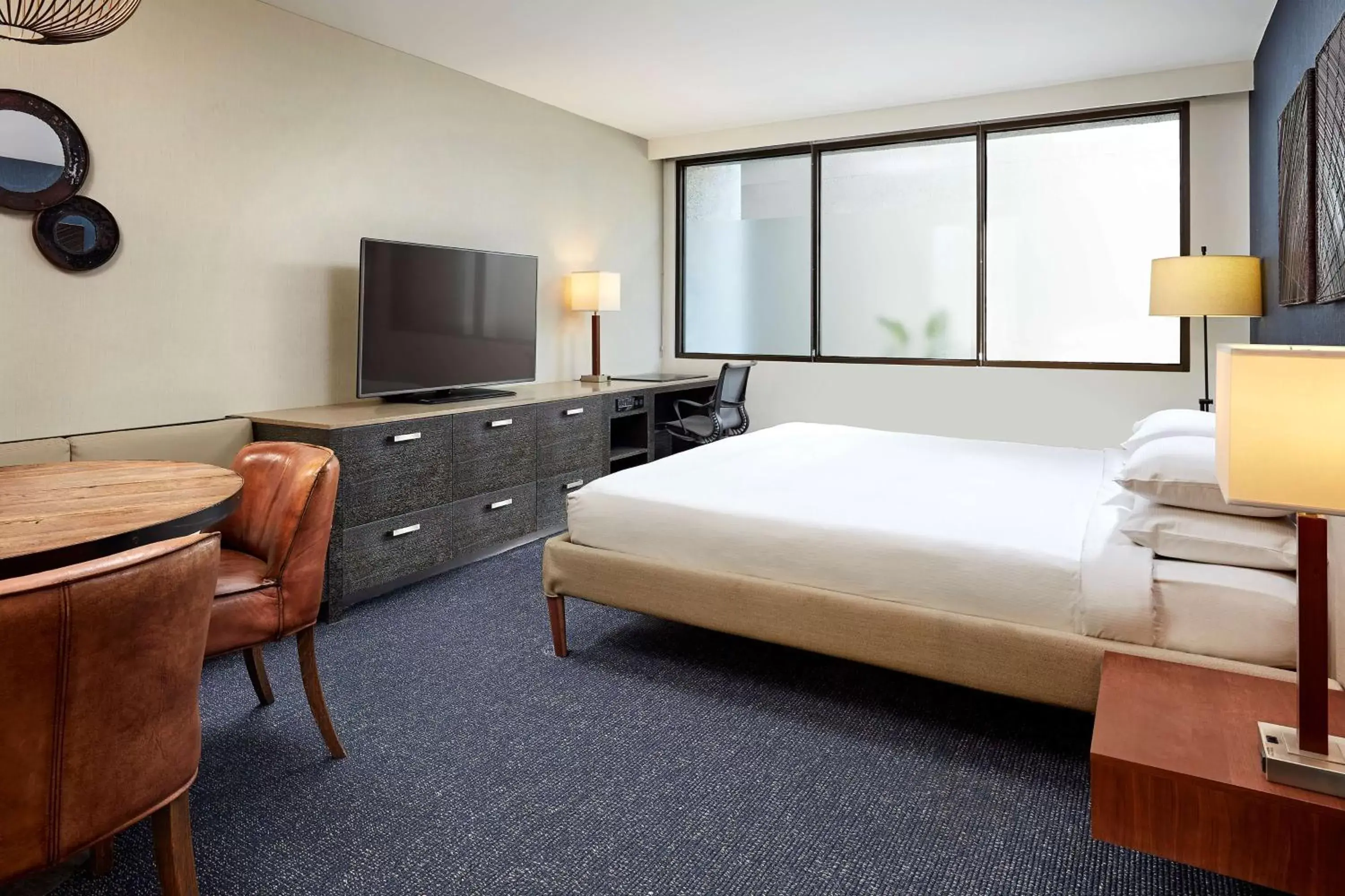 Bed, TV/Entertainment Center in Hotel MDR Marina del Rey- a DoubleTree by Hilton