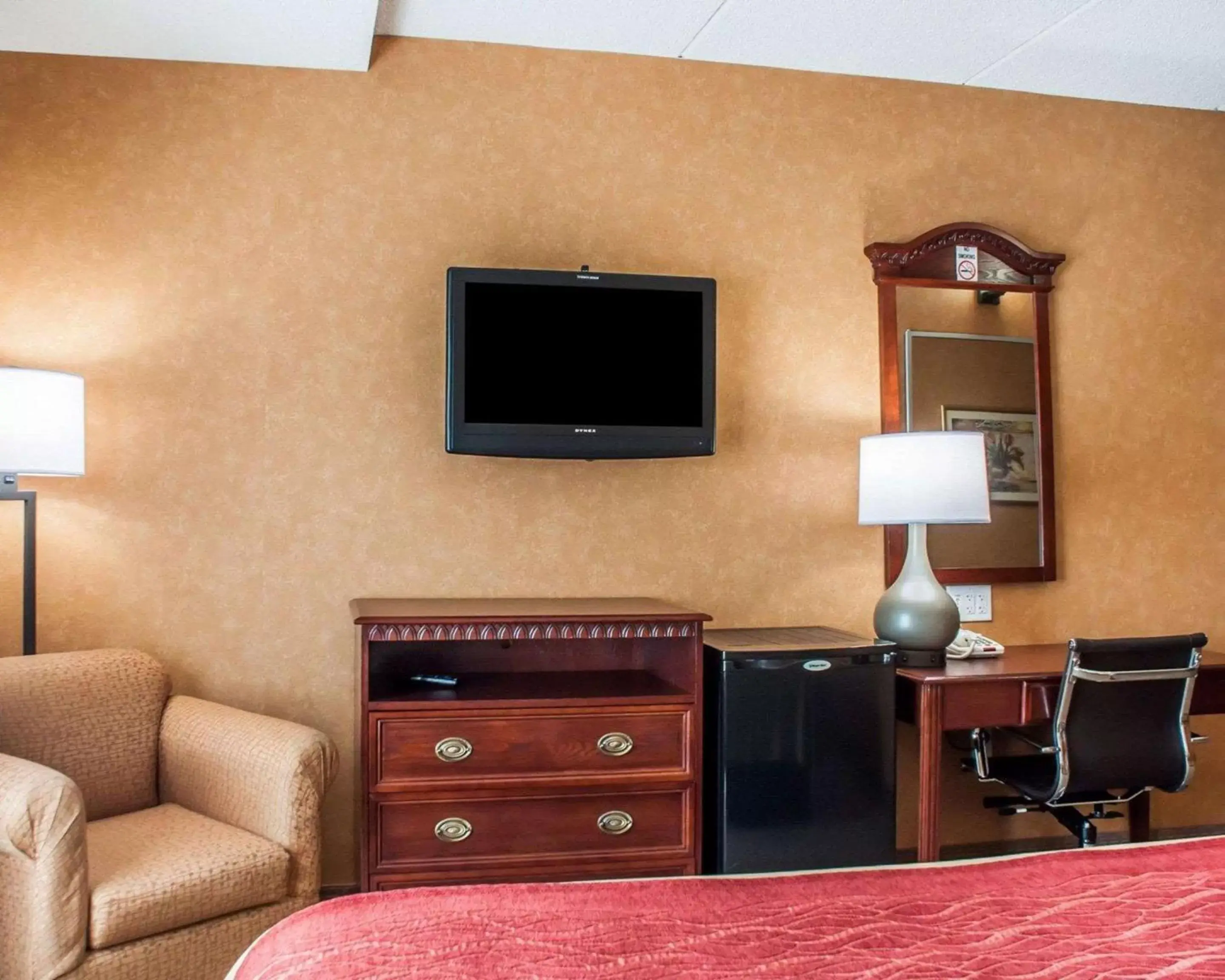 Photo of the whole room, TV/Entertainment Center in Quality Inn Near Walden Galleria Mall