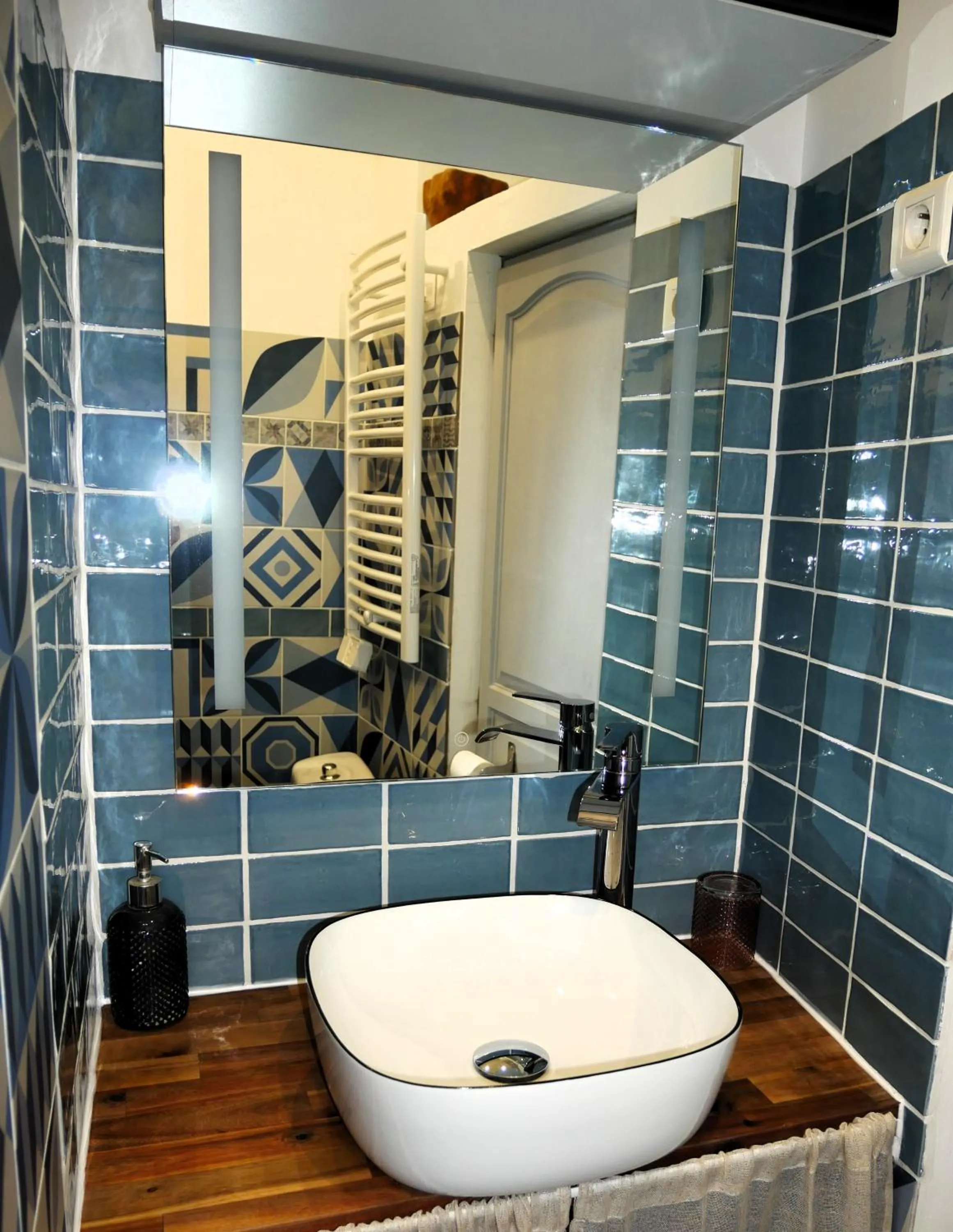 Bathroom in L'Oriflamme