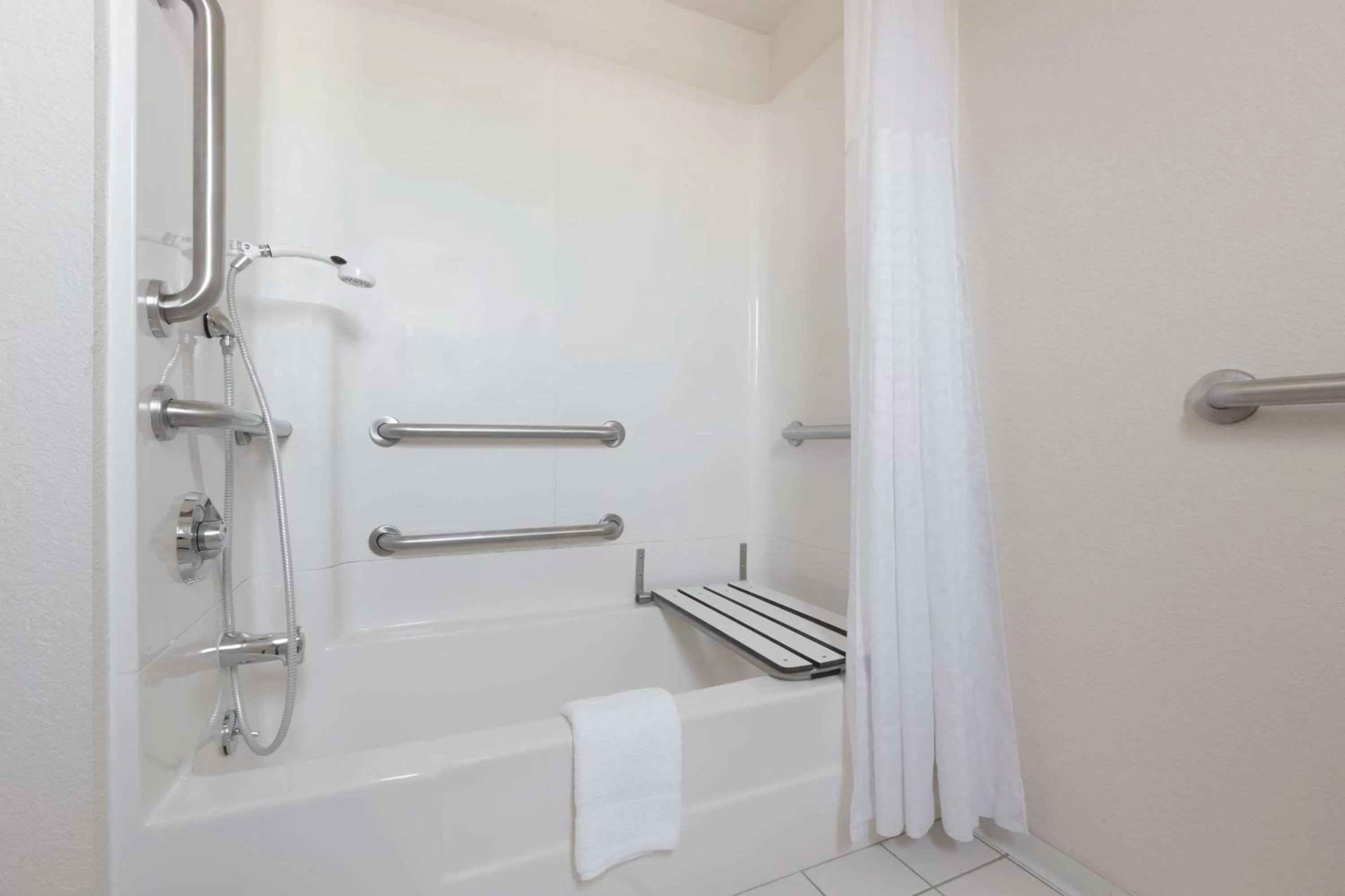 Queen Room with Two Single Beds - Mobility Accessible/Non-Smoking in Super 8 by Wyndham Fort Bragg