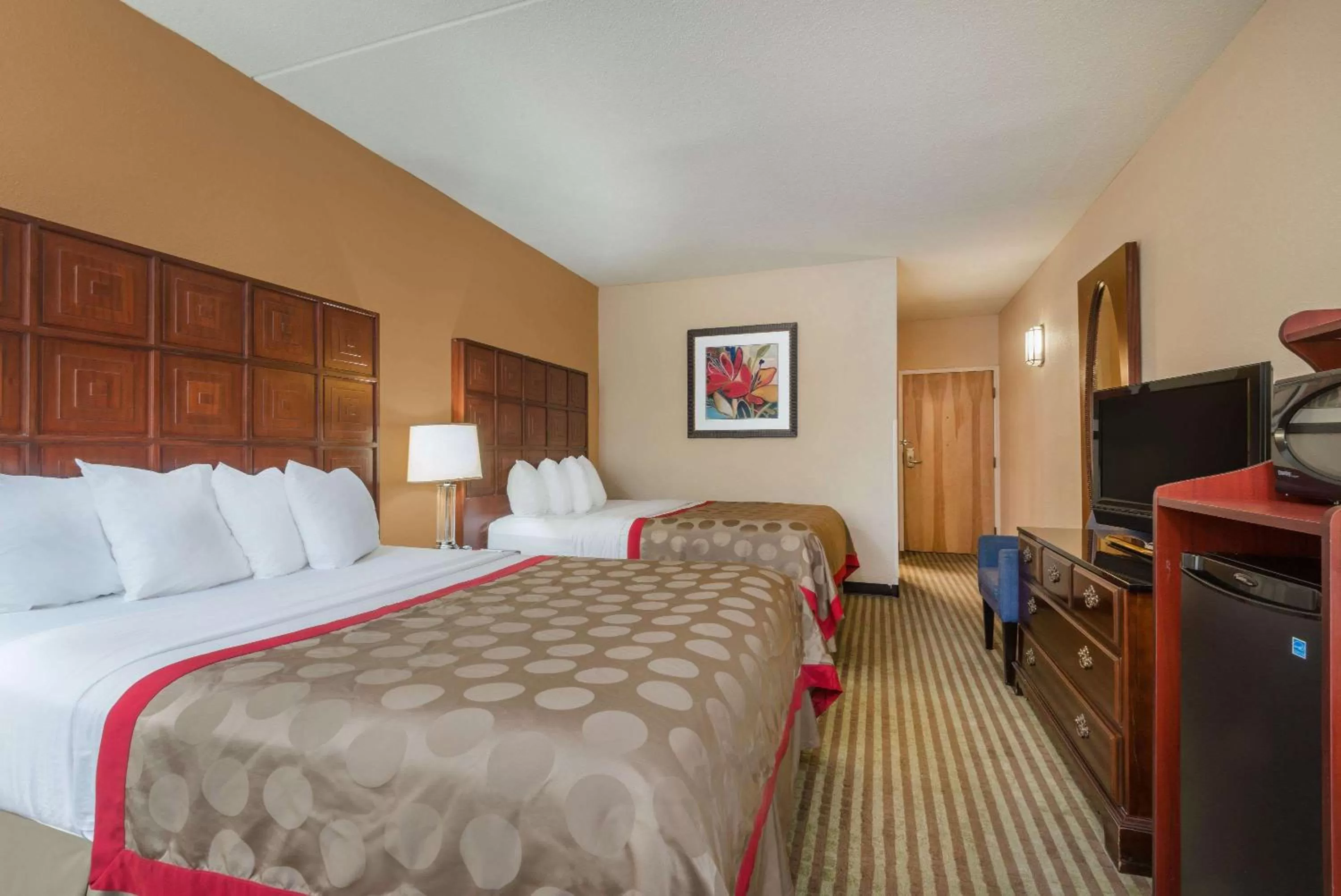 Photo of the whole room, Bed in Ramada by Wyndham Columbus North