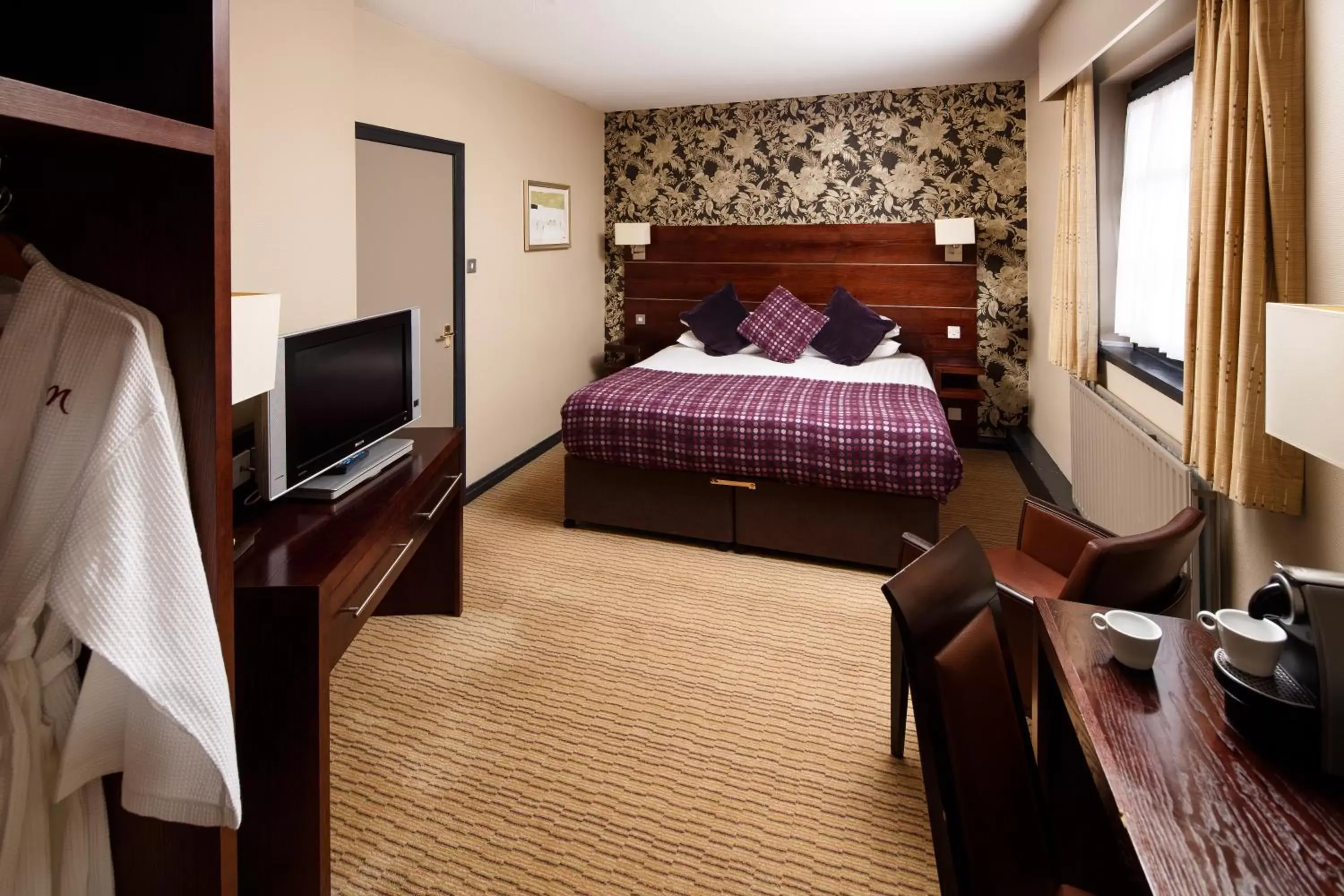 Photo of the whole room, Bed in Mercure Perth Hotel