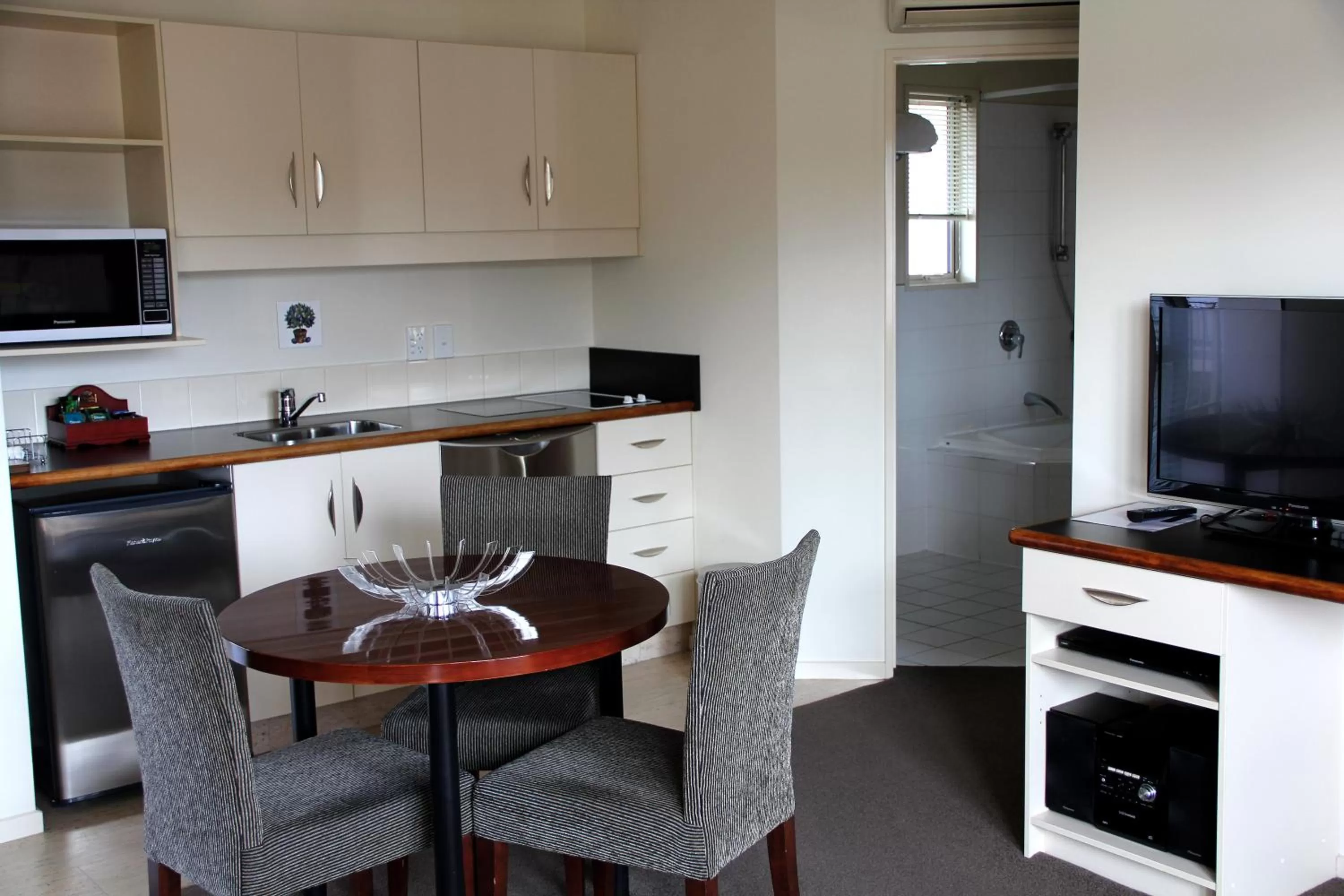 Kitchen or kitchenette in Cedar Grove Motor Lodge