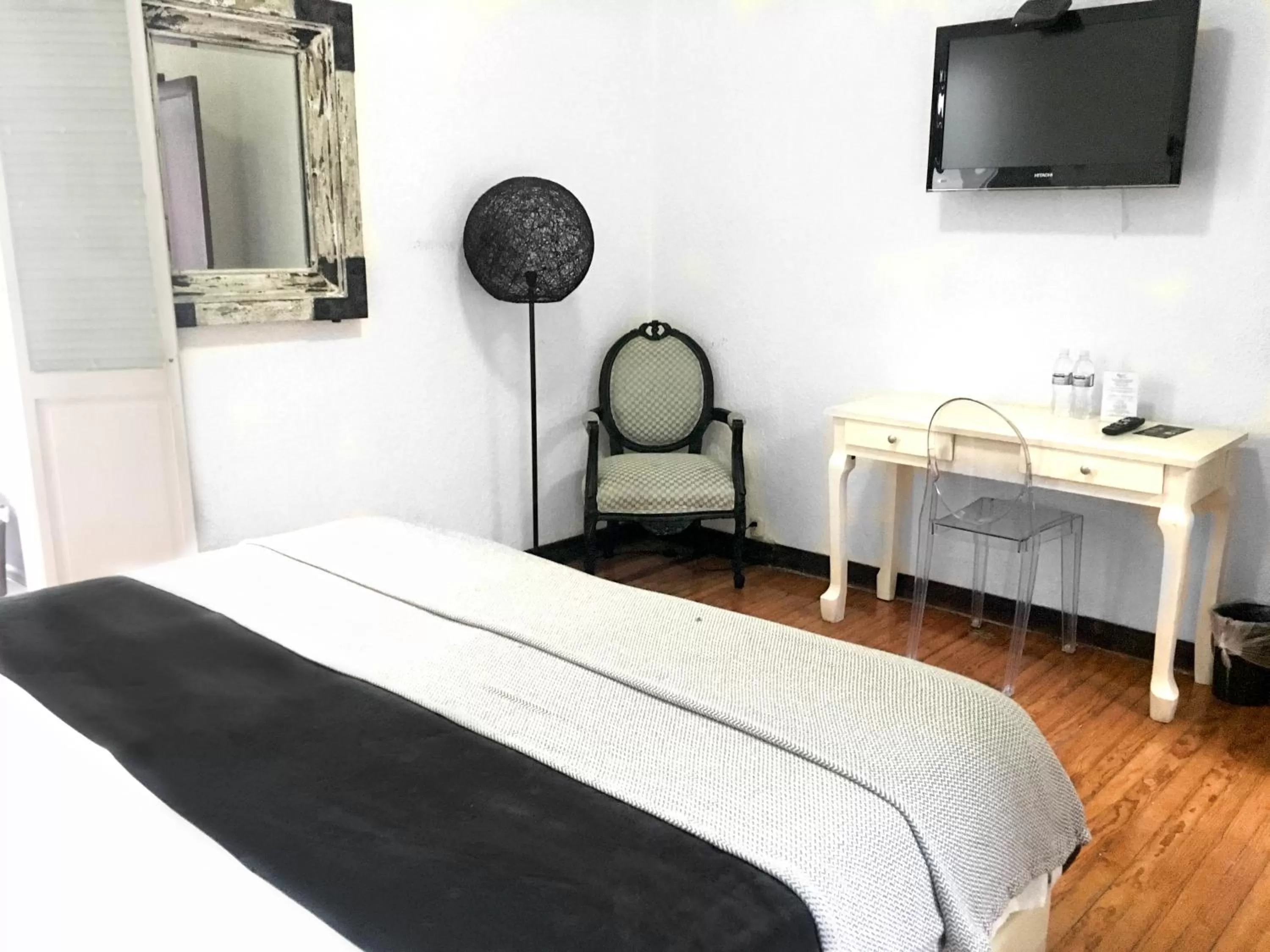 Photo of the whole room, Bed in Distrito Condesa Rooms and Studios