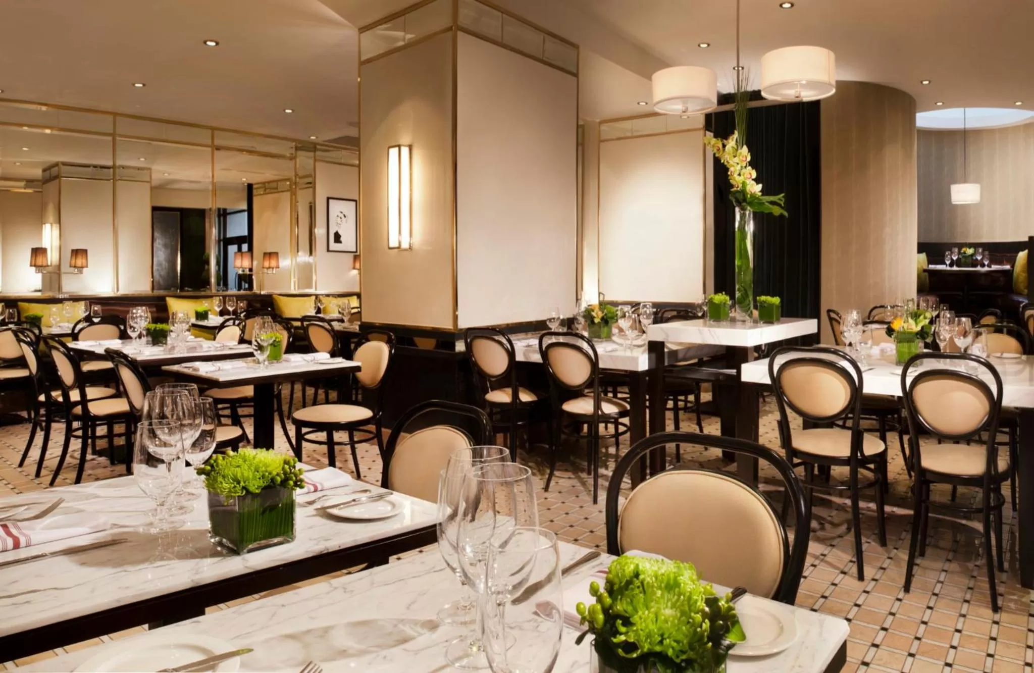 Coffee/tea facilities in Omni Mont-Royal Hotel