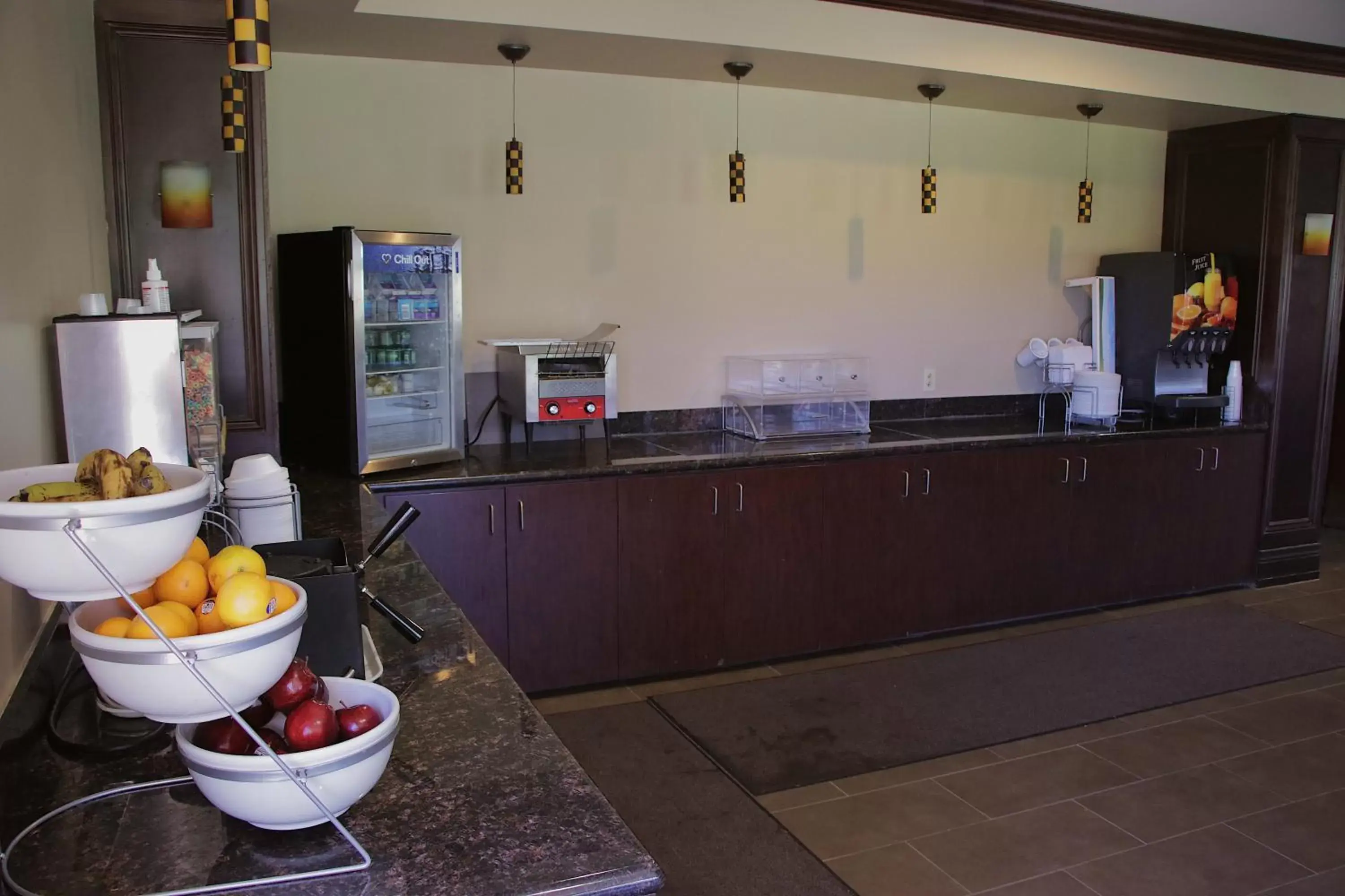 Breakfast, Kitchen/Kitchenette in Comfort Suites Edinboro